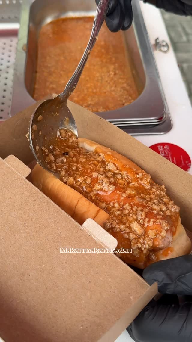 Pertama dimedan jual hotdog pakek gerobakan,
Mau sarapan ato nyemil yg agak beda..
Bisa cobain ini...
📍Hotwee
#makanmakanmedan #bismillah #kulinermedan #hotdogs #howee #spaghetti #streetfood #cheese #bolognese #spaghettibolognese #medanviral #medanhits