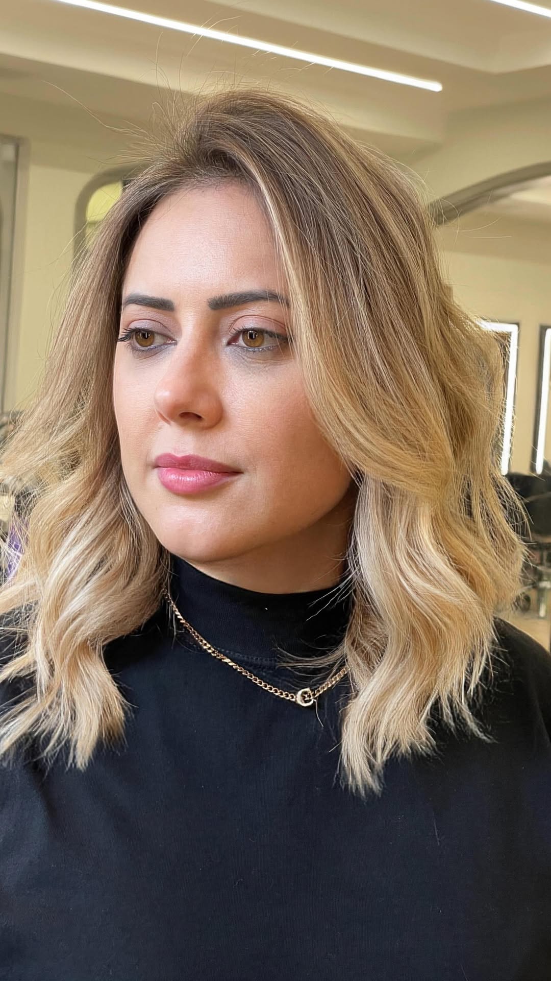 Cada cliente traz uma história.
A história da Cris começou com um corte terminou com um reencontro com ela mesma.
Corte desconectado, cor corrigida com Shinefinity brilho recuperado.
O resultado? Uma mulher forte, mais segura e feliz com a imagem que agora reflete quem realmente é.✨💗
by @marta_luiza_beautician ✂️
-
@wellahair @wellaprobrasil