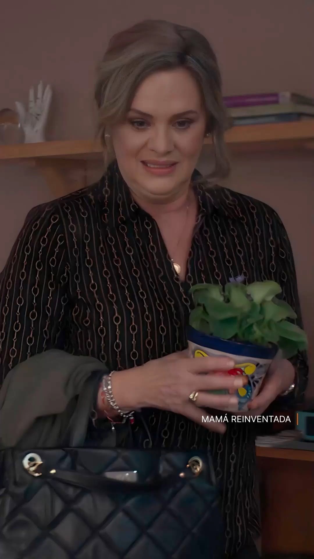 Toda mamá tiene su hija alternativa,🤘🏼 pero no todas sobreviven al shock de conocer a la roomie. 🛋️🫠
Corre a ver #MamáReinventada en #ViX