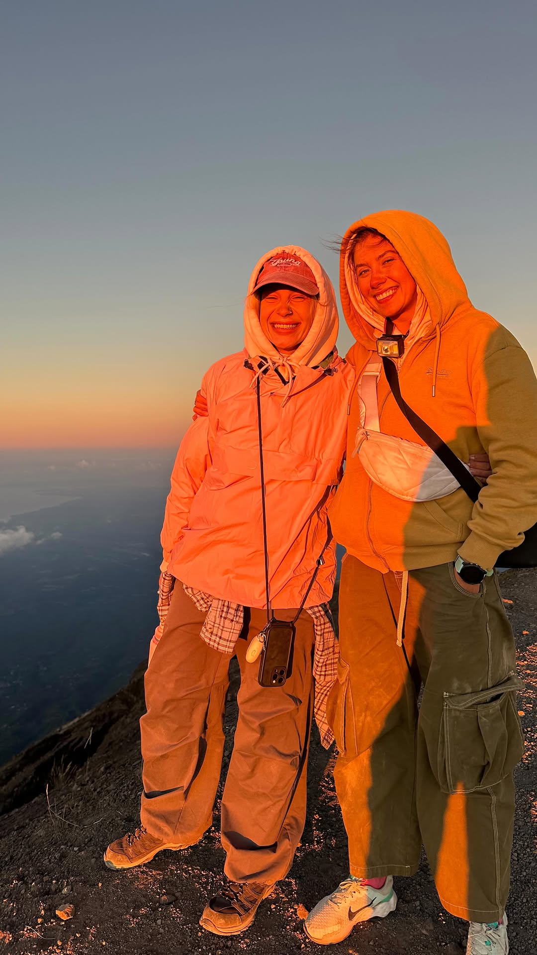 Los verdaderos amigos se conocen en las montañas 🏔️💪(en nuestro caso volcanes)
No es solo un dicho en Ucrania — ¡es 100% real!
Cuando estás cansado, con hambre y a 3000 metros de altura… solo los buenos de verdad siguen contigo 😅❤️
#ucraniana #chicas #senderismo #argentina #españa #argentina #brasil #venezuela #montaña #eslavas #amigas #volcano #agung