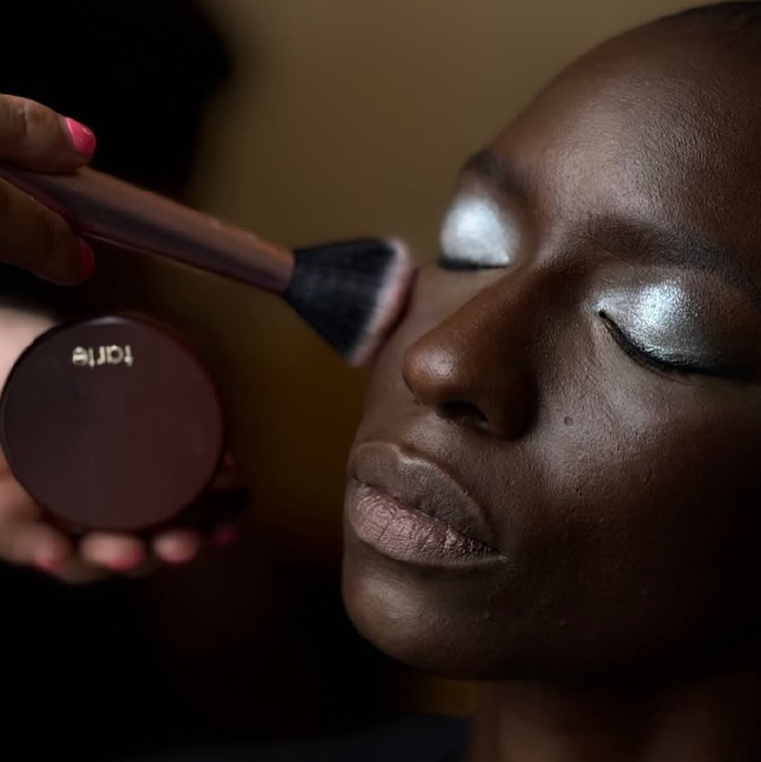 Behind the Scenes
@imane_ayissi Haute Couture Fall Winter 25/26
Make up signed by Marcello Costa
With @tartecosmetics France
#teammarcellocosta
1st assistant: @debora_ninja
key Hair: @gianky.hair x @beautick_official, @beppedeliaofficial
Hair Team: @beautick_official
📸 : @ttgx1.1
@parisfashionweek @hautecoutureweek