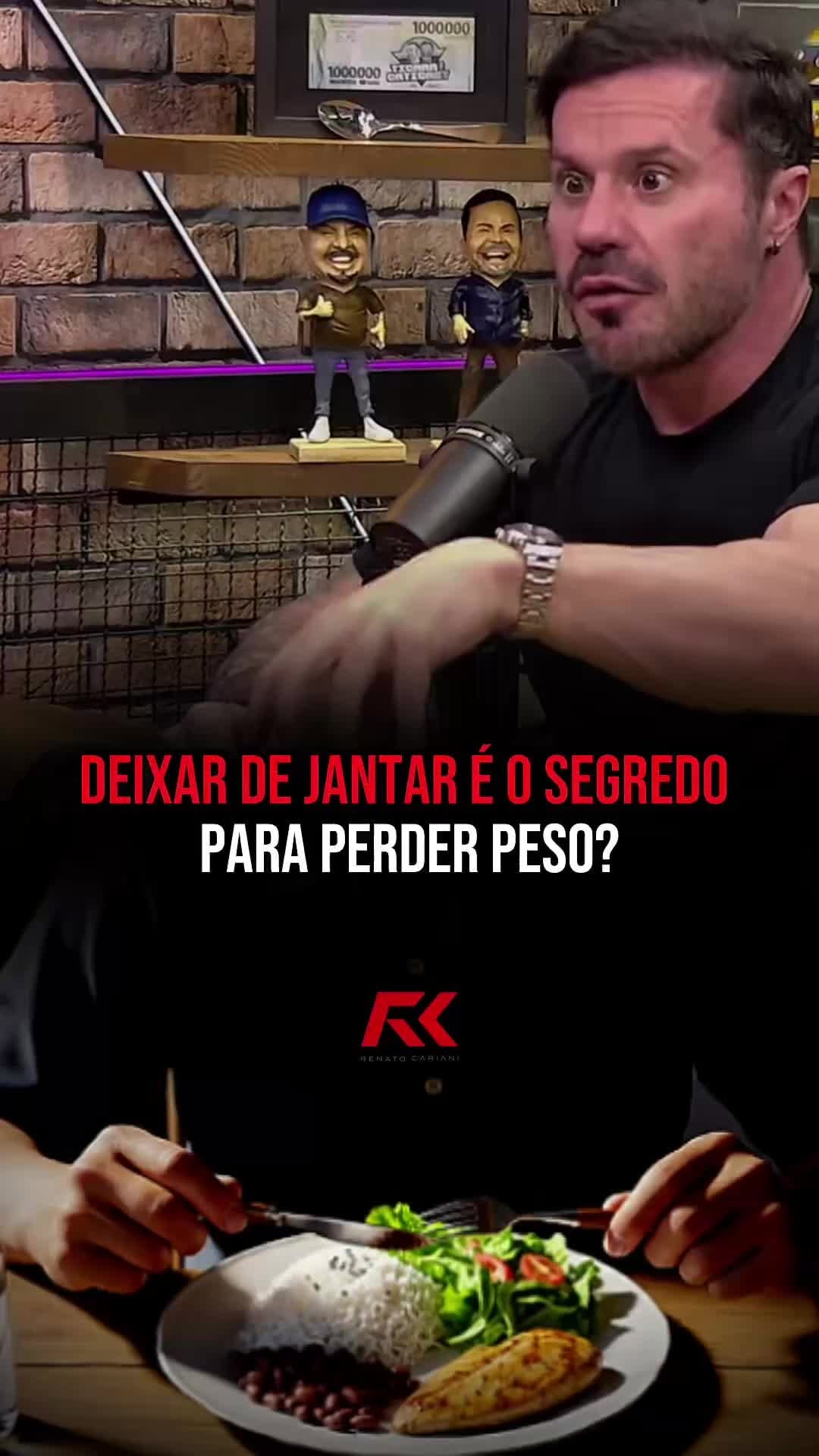 🚨 Pular o jantar pra emagrecer é igual tampar o sol com a peneira — parece que resolve, mas o problema continua lá.
O problema não é o jantar. É o que você chama de “só um pouquinho” o dia inteiro. É a bolacha no meio da tarde, o cafezinho com açúcar cinco vezes ao dia, a mordida no lanche, o docinho “porque eu mereço”. Tudo isso é caloria. Tudo isso conta. E conta muito.
Aí você chega em casa com o estômago colado nas costas e quer vencer a geladeira na base da força de vontade? Vai acabar comendo o que não devia, na quantidade que não devia, na velocidade que o corpo nem entende.
Não é sobre cortar. É sobre construir consciência. Quer secar de verdade? Come comida de verdade, em todas as refeições. Inclusive no jantar. Tá com fome? Janta. Mas janta certo. Comida de verdade. Sem essa de achar que pular refeição é estratégia. Isso é sabotagem.