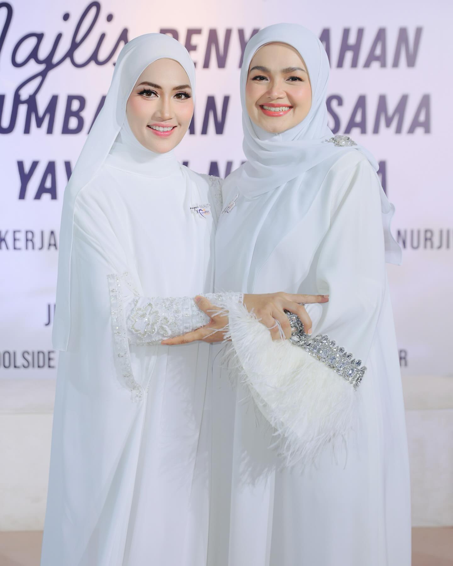 Syukur Alhamdulillah
Tahniah buat @inayahbeautytrading dan terima kasih buat DS @ctdk @nurjiwafoundation diatas kerjasama ini.
Semoga segala amalan kita diberkati Nya
Terima kasih buat Sahabat media dan yang paling penting, terima kasih buat Pengguna setia Berryfull dan Gattox kerana ini juga adalah sumbangan kita semua. 🥹😭Syukur
Terima kasih .
Tahun ke 4 kita bersama , syukur. Terima kasih diatas peluang dan kepercayaan yang diberikan . Syukur ❤️🩷
@syzwn.mrg @makeupbynadianordin @samm_republic @ochobridalstyling @fahbulous145 @ideaskualalumpur