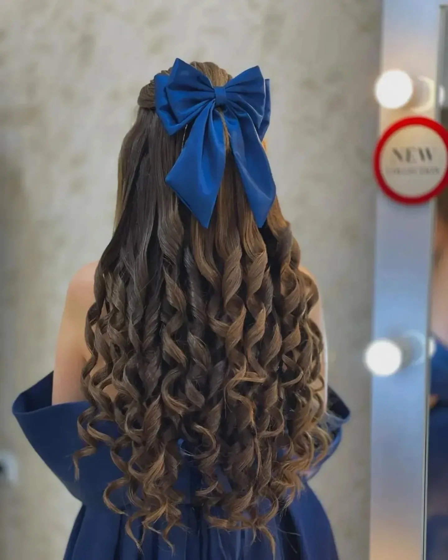 ترکیب ِموی فر با پاپیون بینظیره💙😍
عاشقش شدم میخوام که با حمایتاتون بترکونین💋♥️
.
.
.پیج رنگمون
@rang_e_arosan
.
.
@farimahfarahi.makeup