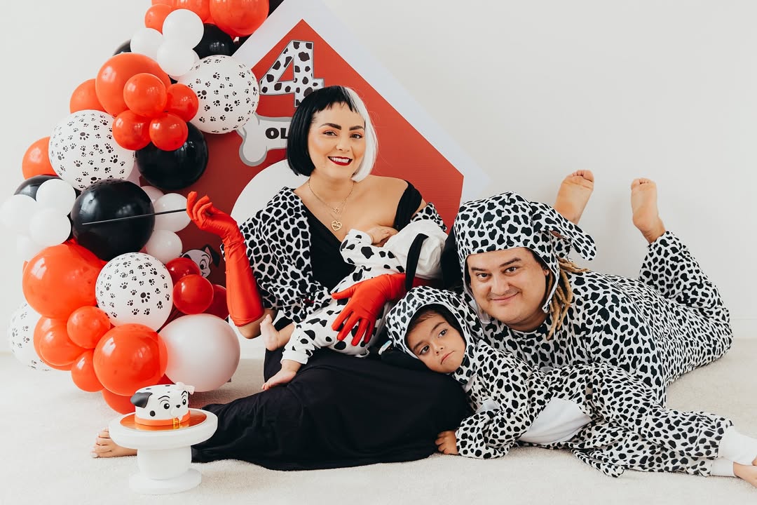 🐾✨ ¡Nuestra manada está de fiesta! 🎉 Hoy celebramos los 4 meses de la dálmata más chiquita, traviesa y adorable: Olivia 🍼🐶💕
Entre manchas, risas y muuucho amor, seguimos disfrutando esta aventura en familia 👨👩👧👧❤️ ¡Gracias por hacernos la vida más intensa, hermosa y llena de huellitas! 👣🐾
Agradecemos profundamente mes a mes que sean nuestros cómplices:
📸 @sissiescalantebirthphoto @elestudio.cr
🥸 @disfraces_fantasia_cr
🎈 @sweet.box.cr
🎂 @chocobouquetscr
#4MesesDeOlivia #101Dálmatas #FamiliaDe4 #MomentosQueMarcan #MesATmes #losroganenses