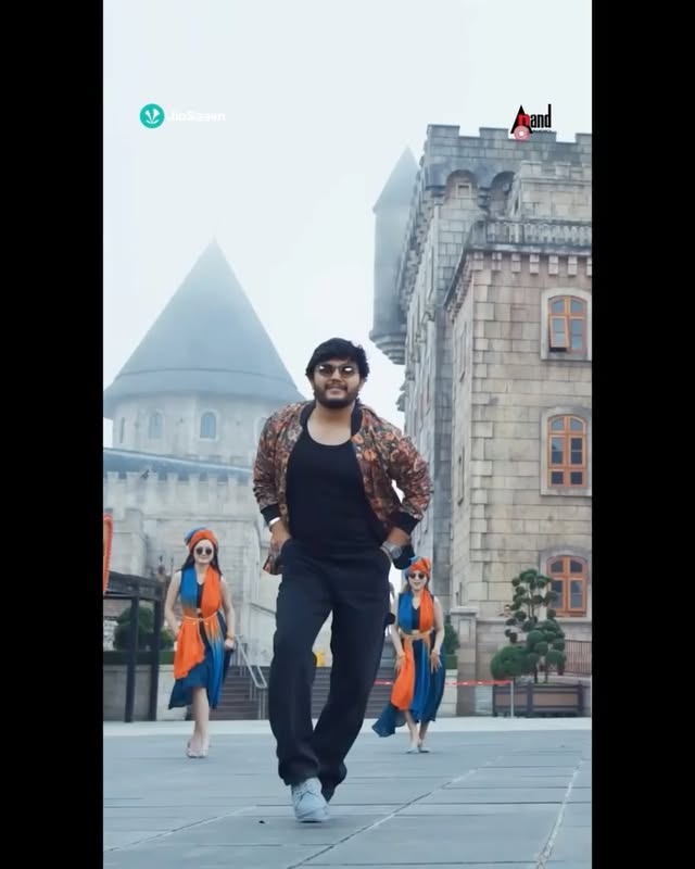 DWAPARA turns 1 today❤️
A song which changed my whole life.. Words aren't enough to Thank each and everyone🧿
Swipe Right to watch all the memories I made in last One year🥰
Thankyou @arjun_janya_musician sir.. you've been my Godfather in this industry❤️
@goldenstar_ganesh sir, Dir. Srinivas raju sir, @kaviratna_vnp sir, @aanandaaudio, @thenishanrai11 @zeekannada
This song has won million of hearts, alot of recognition, Love and many awards, a record breaking song Dwapara!! ❤️🙏🏽
GRATEFUL😇