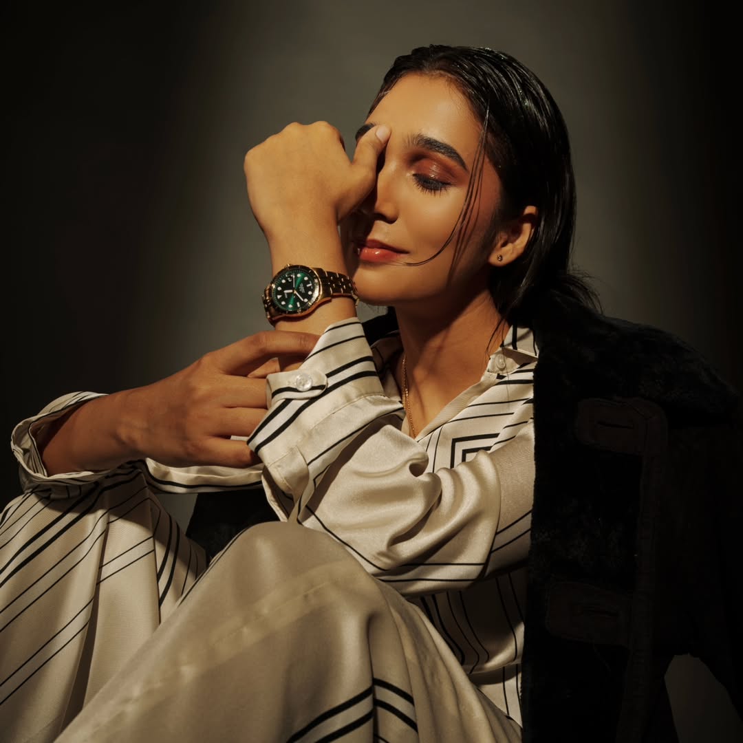 Keeping the Fire, Wit and Ambition behind the smile.
.
.
📷 - @sid.is.art
💄- @_khushiii_j_
🪮 - @khushi_makeover49
.
.
#shradhamishralive #shradhamishra #shradhamishraphotgraphy #fossil