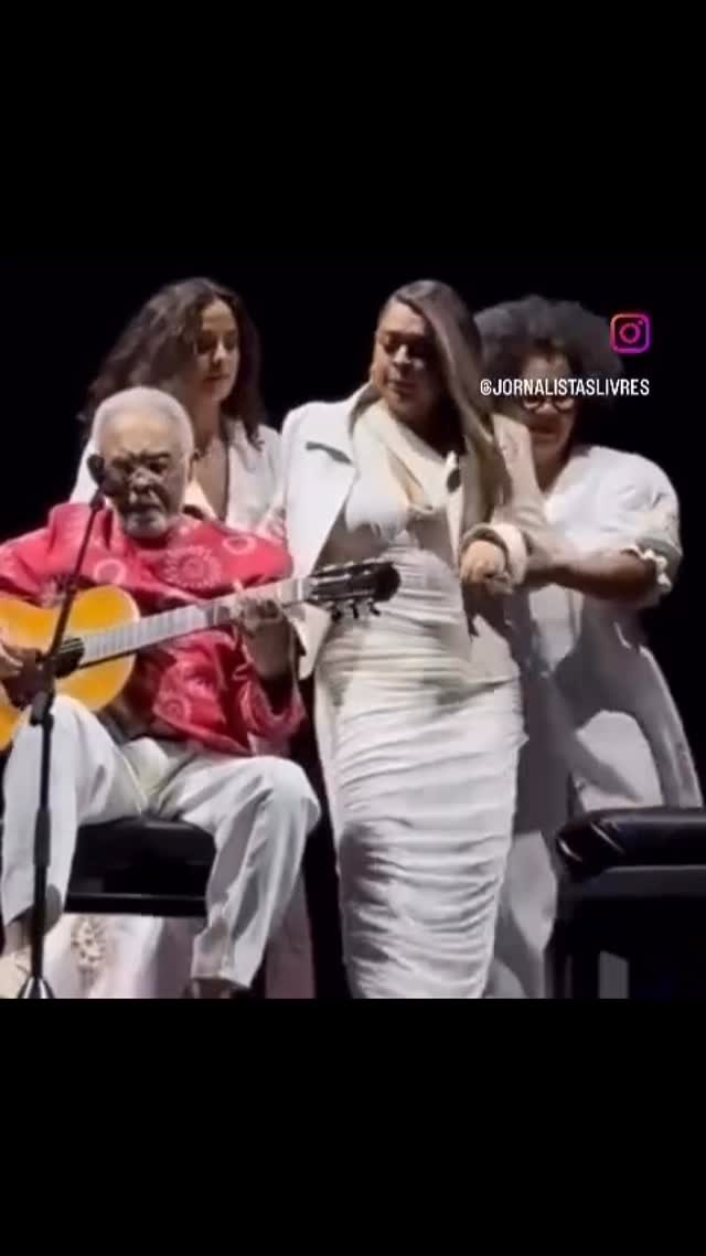 Preta Gil! Muito triste, vai fazer muita falta… que estrela! Iluminou e alegrou muito nossa cultura com sua luz radiante! Descanse em paz querida e siga com a imensa luz que te guiou e guia 🙌🤍💐 meus sentimentos a toda familia Gil 💫🙏💫