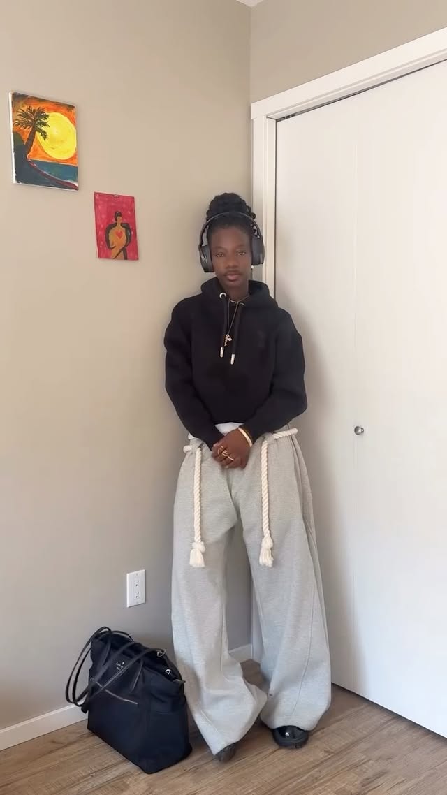 New day new outfit 🤏🏿
Pants @aelfricedenofficial
.
.
.
.
#foryou
#explore
#inspo
#outfitinspo
#ootdfashion
#baggypants
#fitinspiration
#reel
#fyp