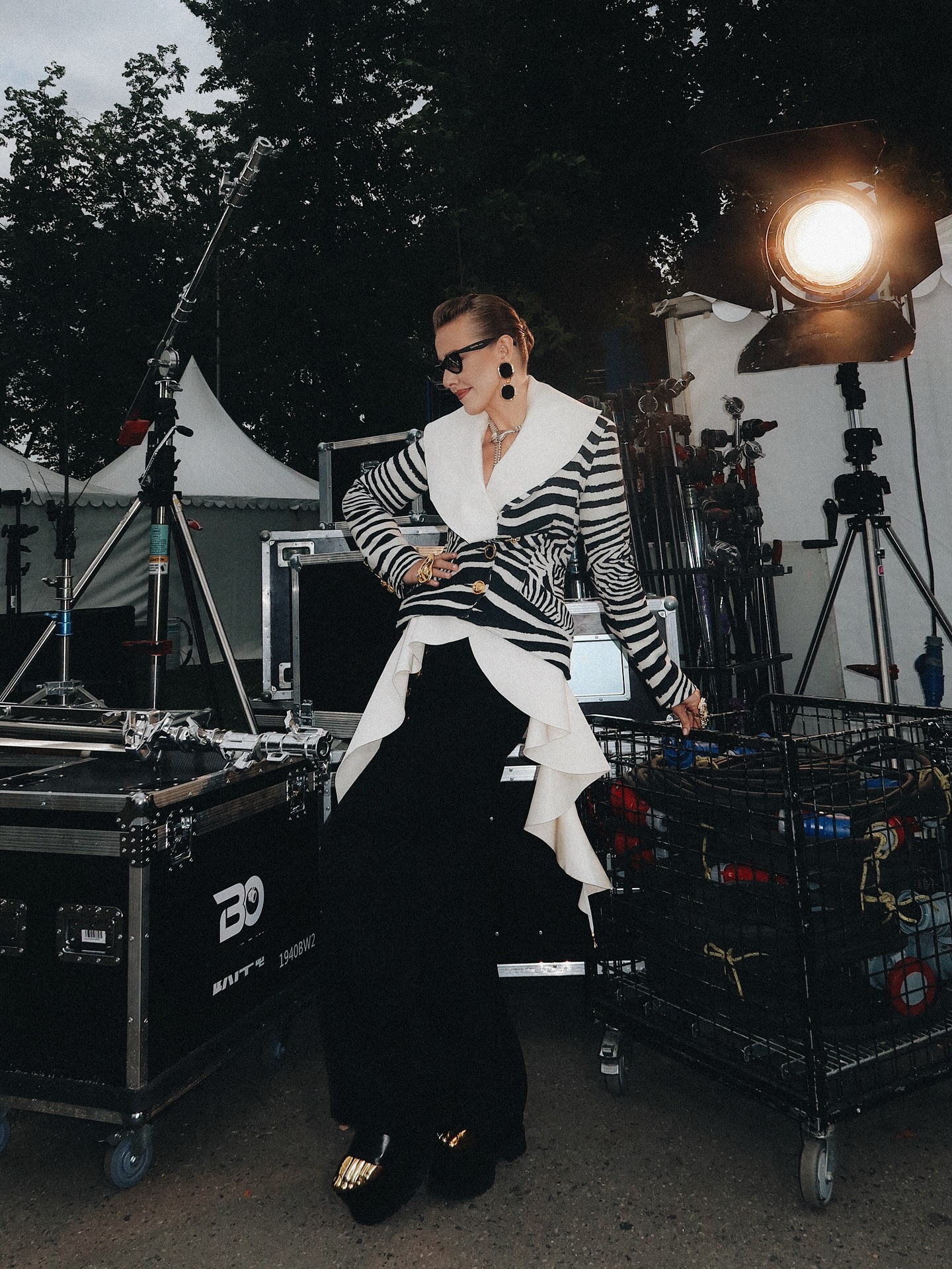 Отлично провели вчера время на @vk_fest Москва ❤️Ваша 🦓❤️
На мне:
Total look @schiaparelli
Колье @tiffanyandco
Очки @celine
Серьги @ysl