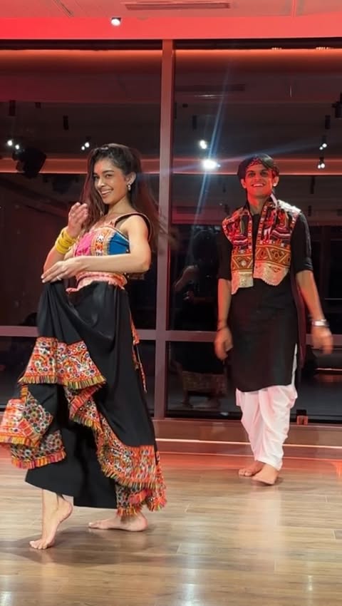 रे तैर के चली, मैं तो पार चली🌧️
Choreography: @heetsamani 🦚
Song: BARSO RE by @shreyaghoshal @arrahman 🪈
Studio: @eightstudiosind 📍
#keyapatni #barsore #barsoremegha #choreography #fyp #dancereels #trendingreels #trendingaudio #trendingchoreography #workshop
#bollywoodsongs #monsoon #viraldance #duodance #navaratri