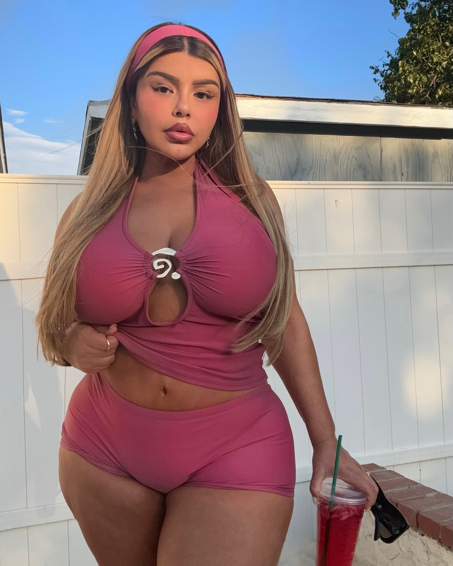 Passion tea 🍓 @FashionNovaCurve
Wearing : coming your way 3 piece halter top set - mauve