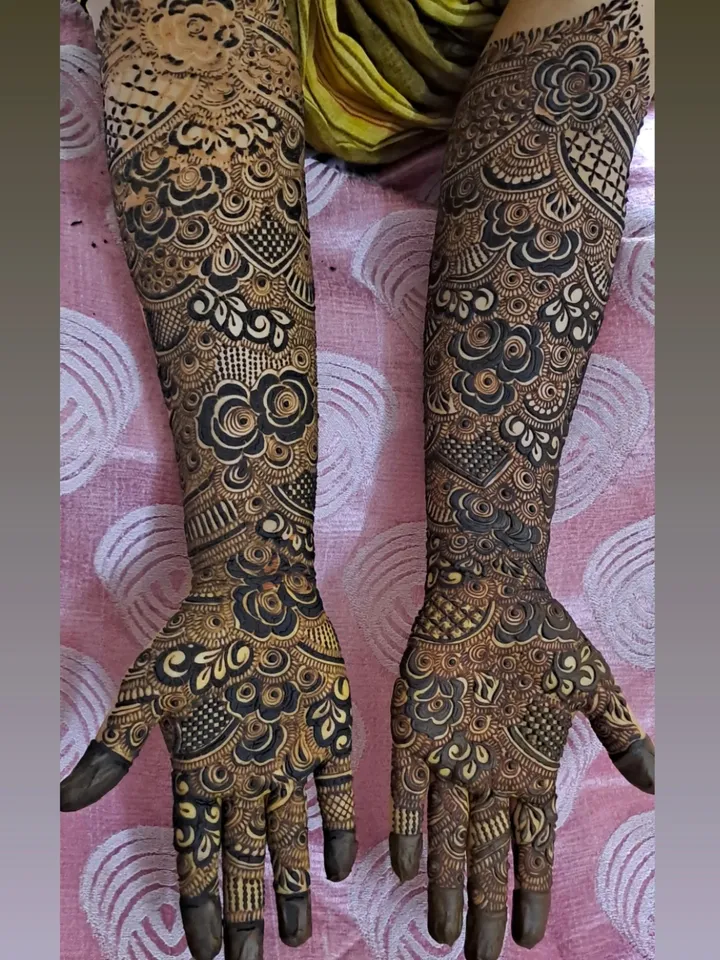 A bride, her mehendi, and the start of a beautiful journey. 📖💞 #HennaHearts #trending #mehenditime #mehendi_by_saimakhan #trendingmehndi #heenadesign #mehendi #bridemehendi