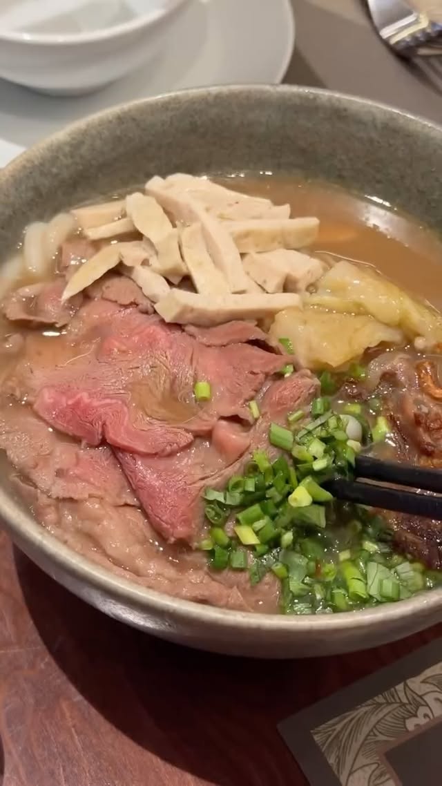 Girls dinner at @kaopiaksen.bkk
มีแต่คำว่าอร่อยยย!!🫶🏻 อาหารเวียดนามรสชาติถูกปากคนไทย เพื่อนๆเอนจอยสุดๆและราคาดีมากจนน่าตกใจ ร้านอยู่ที่Ekkamai corner (APAC building) มีที่จอดรถและติดรฟฟเดินทางสะดวกค่ะ วันที่ไปคนเยอะอยู่นะ ส่วนใหญ่เป็นกลุ่มเพื่อนและครอบครัว เมนูเยอะมาก ครั้งหน้าไปลองอีกแน่นอนค่ะ