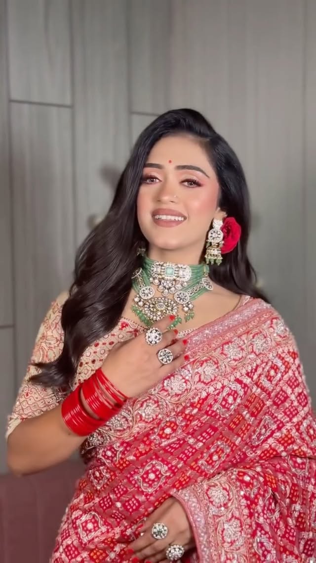 ✨Makeup fierce, saree fire — I don’t do subtle.” Beautiful outfit by - @design_by_anjali
EmbraceTheRed #SareeInStyle #BoldMakeupLook #TraditionalWithATwist #IndianFashion #MakeupDiaries