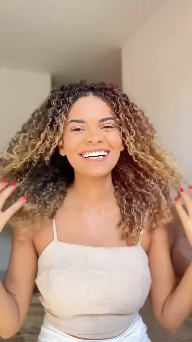 Sua rotina completa para cachos impecáveis: hidratação profunda, definição perfeita e brilho intenso em cada etapa. ✨
Cachos perfeitos é com Lécharmes 💜✨
#RecoverCachos#lecharmes #hair
