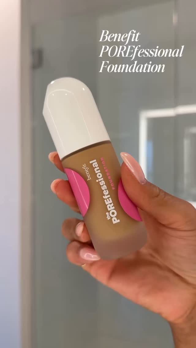 Pores don't stand a chance with the new POREfessional Foundation ✨ @lexielearmann wears 25C if you're shade twins 👯♀️
#benefitcosmetics #porefessionalfoundation #porefessional #foundation