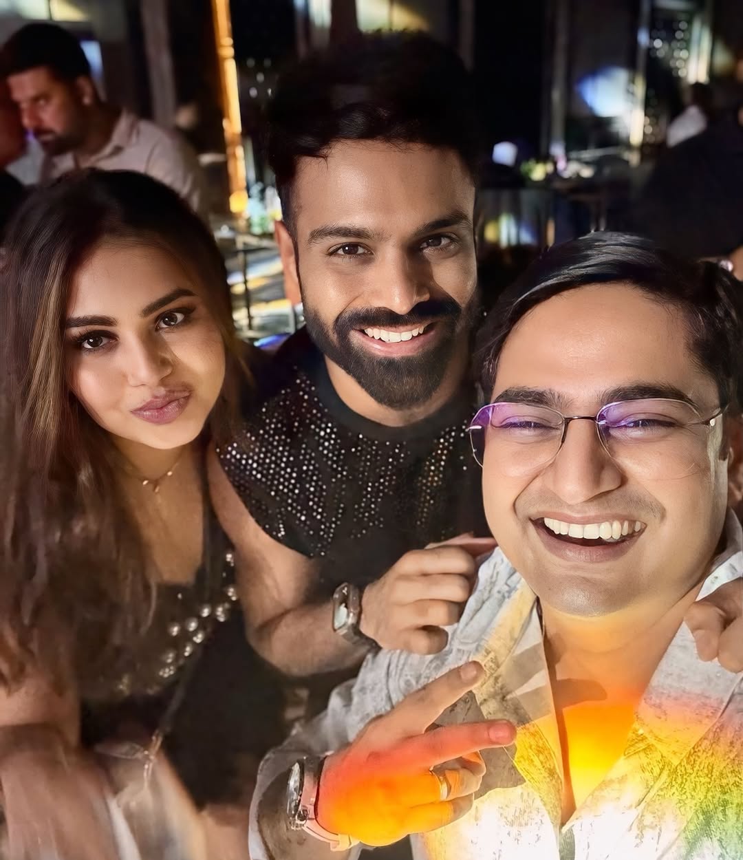 So apparently, I am still alive — and EMPL was the night my friends and My senior finally remembered 😅💫 @amitprakashmishra #sreeramchandra @abhijeetsawant73
Grateful for the hugs, the happy faces, and the ‘Ohhh yesss, you still exist!’ moments.
Bombay, you always bring me back to life. 🫶
#indianidols