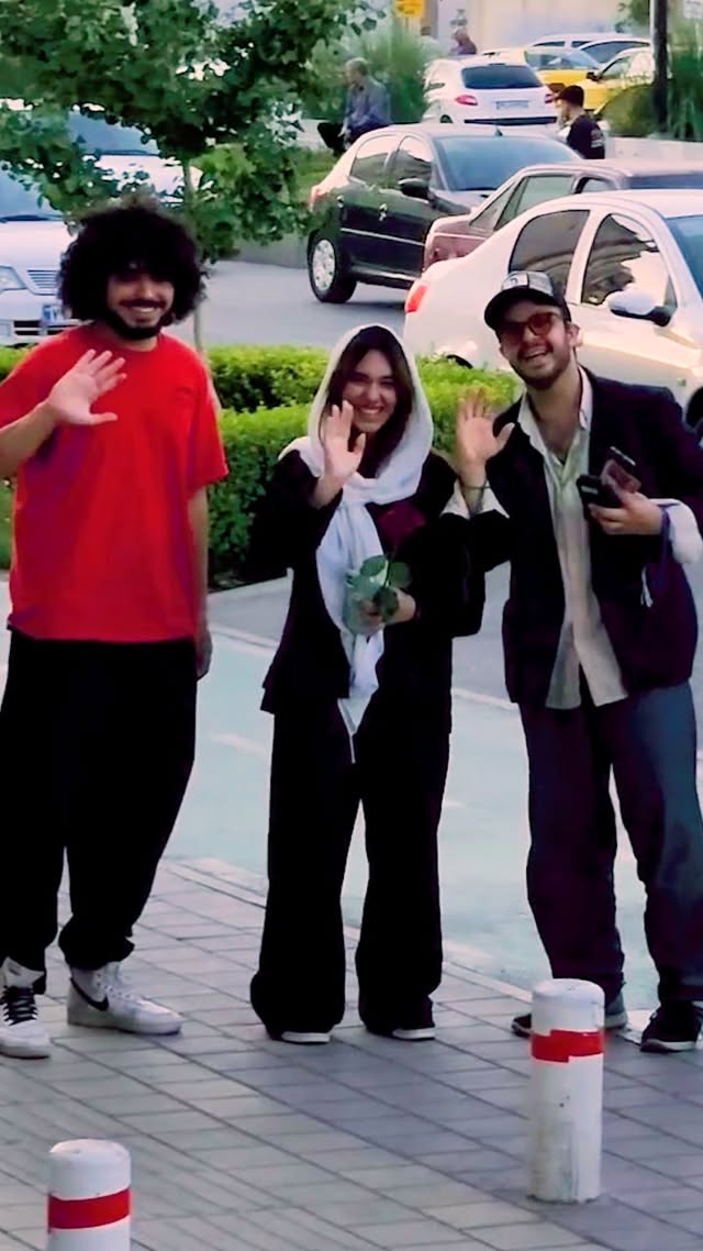 فال شما رو هم بگیرم؟😂🎙
در این دوربین مخفی در نقش یک فالگیر بودم و وقتی فال دختر خانوم
را گرفتم براشون از #مهستی خواننده خوش صدا آهنگ خوندم. 🎶
🗣:@niima_rahimi
🗣:@niima_rahimi
به قول خواننده خوش صدا مهستی که میگه :🎸
مثل تموم عالم حال منم خرابه خرابه خرابه
الگوریتم اینستاگرام این ویدیو یک دوربین مخفی در حوزه خوانندگی
و خنده است.
🗣:@niima_rahimi
🗣:@niima_rahimi
#دوربین_مخفی #خواننده #آهنگ #خنده #خندهدارترین #خندهدار
#دوربینمخفی #اینستاگرام