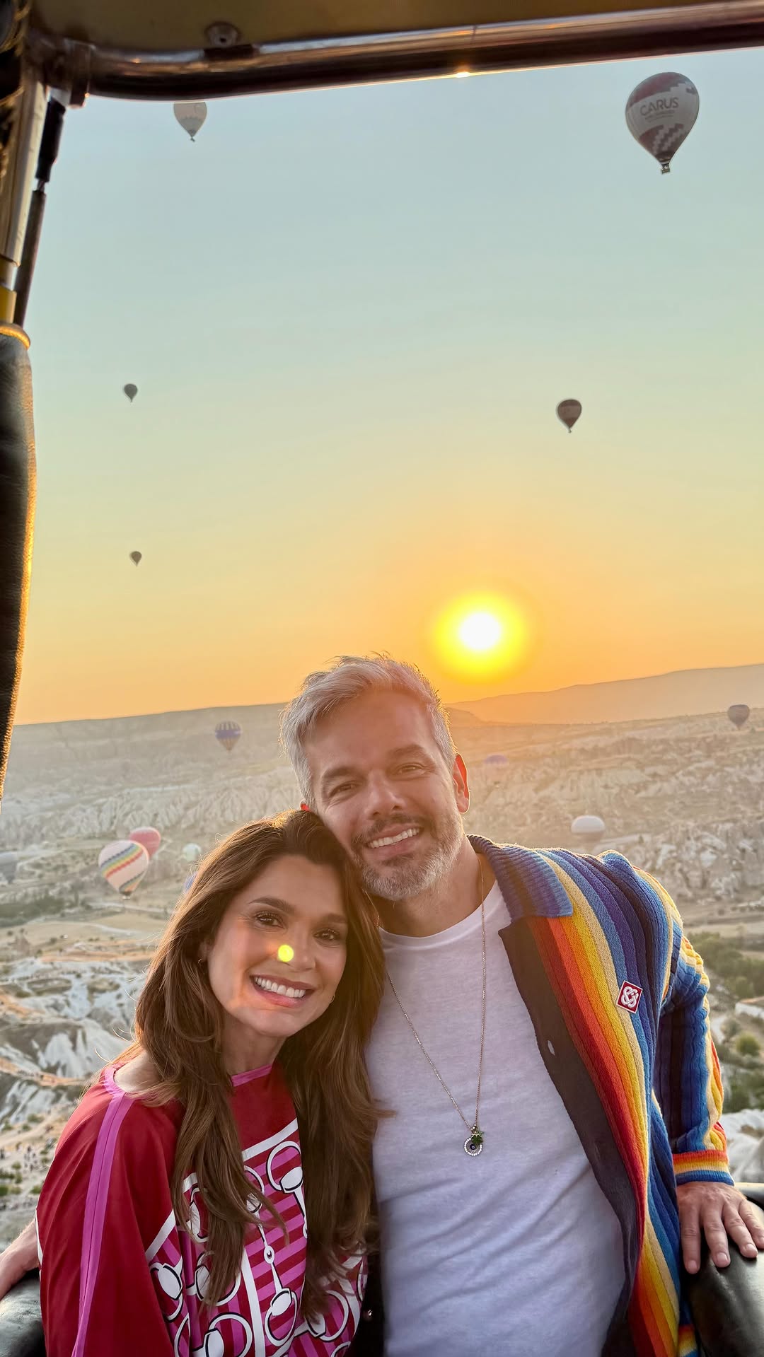 Um sonho em forma de balão. Aliás, balões! Mais de 100 balões decolam todo santo dia, para contemplarmos a beleza surreal desta região da Turquia. Foi emocionante e lindo de ver…e viver!🎈❤️#Capadocia