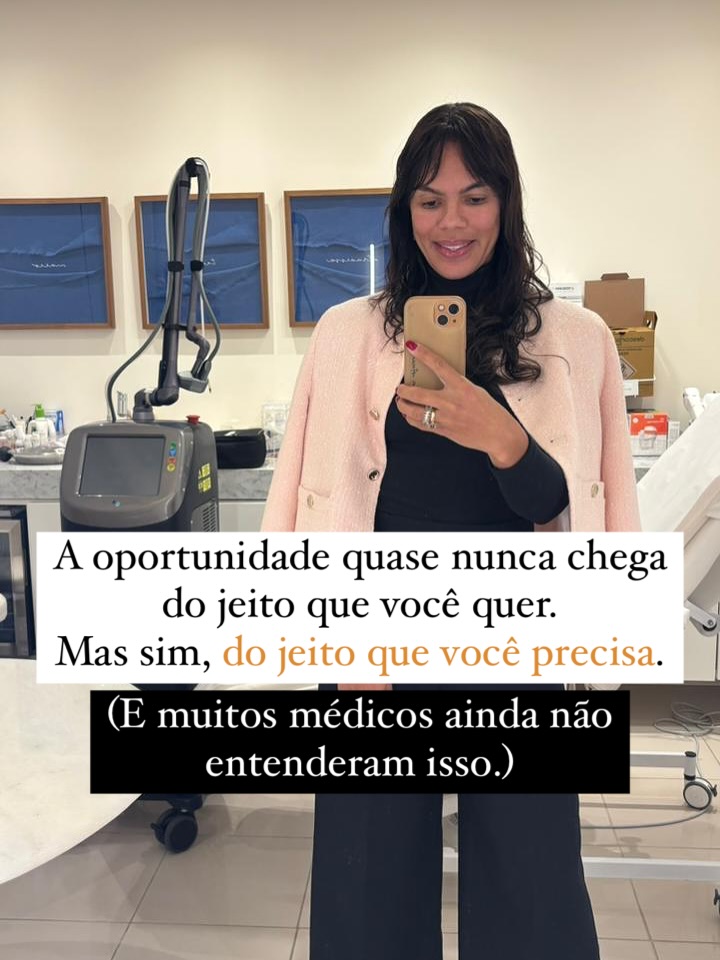 Nem sempre a oportunidade vem como você sonhou.
Às vezes, ela vem como um empurrão, um incômodo, um convite que parece pequeno demais.
E muitos médicos ainda ignoram os sinais.
A verdade é: se nada mudar, nada muda.
✨ A Imersão Clareamento Íntimo & Vendas não é só mais uma aula.
É pra quem está pronta pra sair da estagnação,
dominar a técnica com segurança
e vender com verdade.
Essa pode ser a porta que você pediu.
Mas só você pode atravessar.
Comente EU QUERO se for sua hora.
#clareamentointimo #mentoriaparamédicas #esteticaintima #medicinaestetica #intimapro #posicionamentomedico
