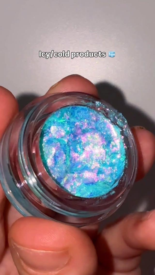 Apparently your phone cools down while you watch this🙂↕️🧊
#icy #cold #sparkle #duochrome #duochromemakeup #sparkly #sparklymakeup #duochromeeyeliner #duochromelipgloss #glitter #festivalfashion