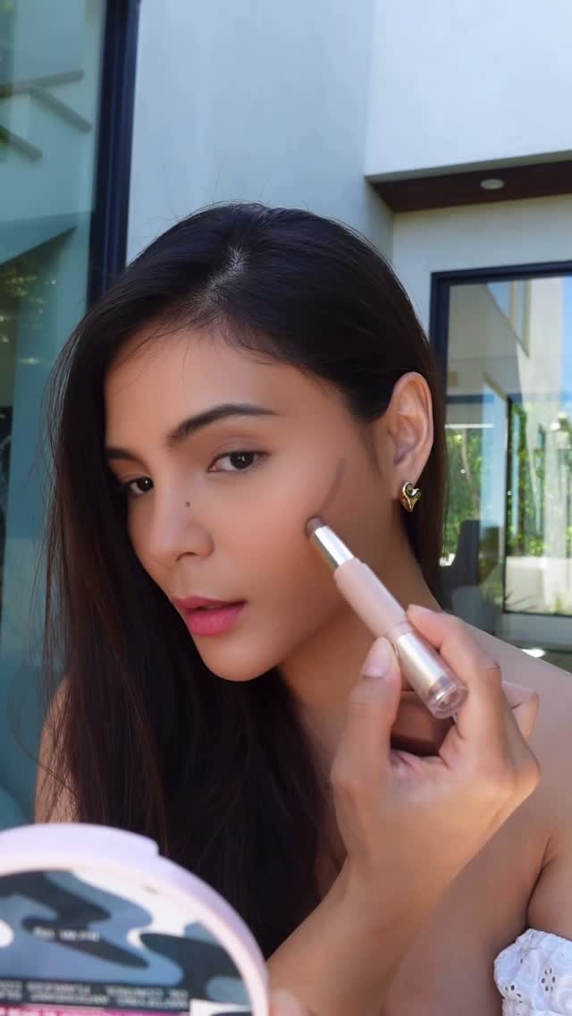 Come join me for some jawline activation. 😋
Using my love and light contour and highlight — shade Harmony from the Love, You Collection by Lovi. 💕
See the difference? One side sculpted, the other softly flushed.
Just a touch of light and shadow does more than you think. ✨
@readysetglowph