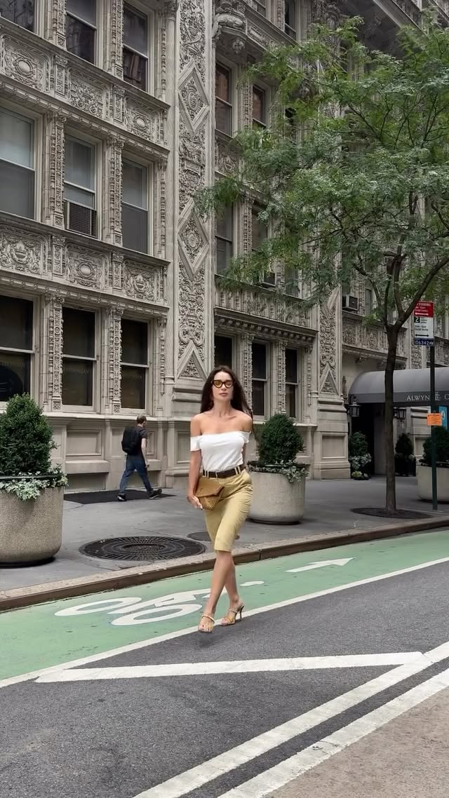#OOTD Monday office outfit in NYC
Bag @ysl
Skirt @hm
Top @brandymelvilleusa
Shoes @kachorovska_atelier