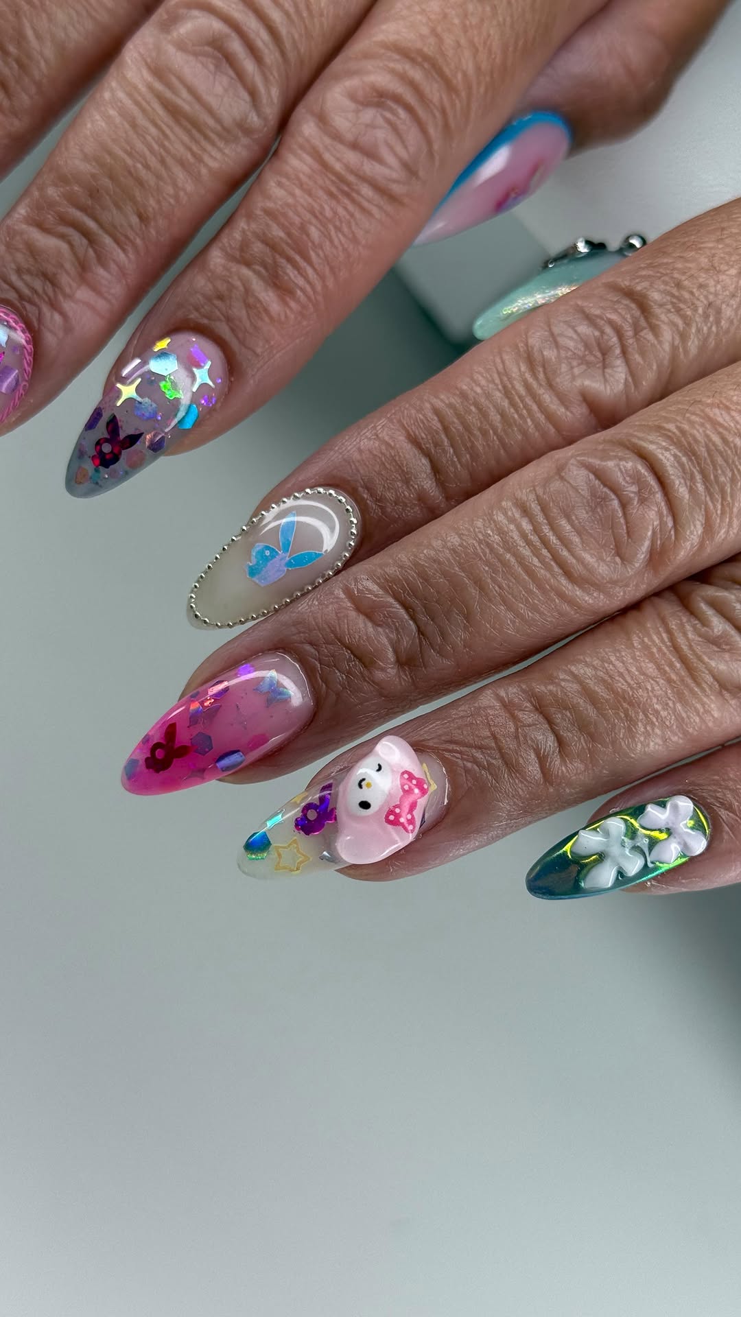 I had so much fun creating these harajuku inspired nails for @with_lisasam 🩷☠️🍡🎀🍥
@uglyducklingnails products used:
- Prep, HEMA free primer, HEMA free Builder Bestie
- Milky White and Pink Sculpting Gels
- Thick Clear Sculpting Gel
- Gel polish 229 from Gelly Collection
- Gel polish 320 and 332 from Creamsicle Collection
- Gel polish 291 from Neon Collection
- No Wipe topcoat