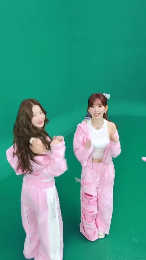 ╰(❛∀❛ )╰(❛∀❛ )🎶
#LE_SSERAFIM #르세라핌
#SAKURA #사쿠라 #HUHYUNJIN #허윤진 #KAZUHA #카즈하