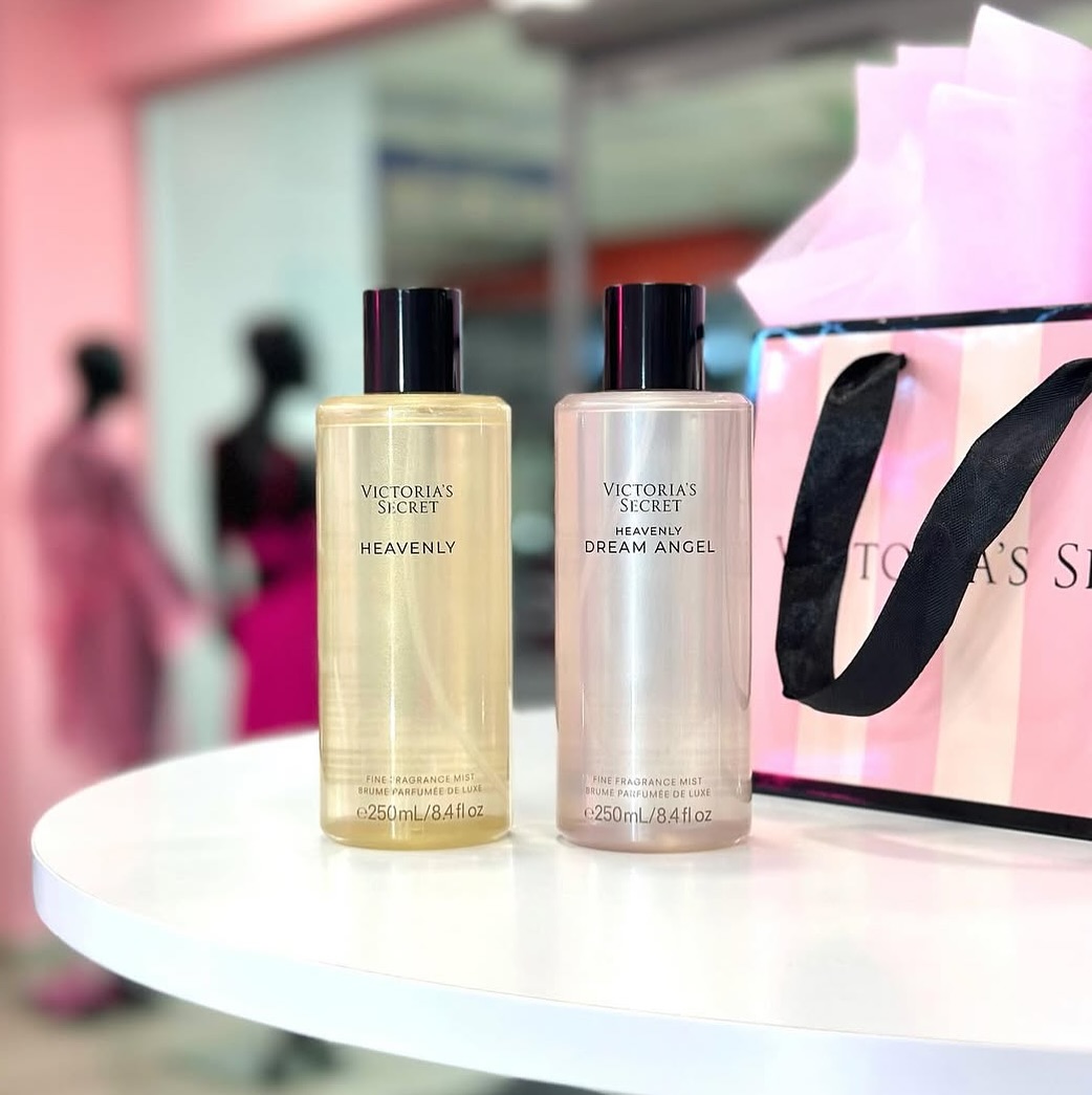 🌟 Victoria’s Secret: HEAVENLY 🌟
Исмиданоқ билиниш мумкин — осмондек илиқ ва маъсум.
💛 Аромат ноталари:
— Сувсимон мускус
— Сандал дарахти
— Кремсимон ваниль
— Оқ пион гули
Тонаси: илиқ ва юмшоқ
Нақадди қишки қуёшдек, сизни бағрига олади. Ҳар куни фойдаланиш учун ажойиб!
⸻
✨ HEAVENLY DREAM ANGEL ✨
Айнан фаришталар қандай ҳидланса, шундай деб тасаввур қилинг.
❄️ Тонаси: енгил, соф ва бир оз совуқроқ
Аромат ноталари:
— Ясмин
— Амбра
— Ёғочли акцентлар
— Мевали ёруғлик
Жуда ҳам тоза, назокатли ва романтик атмосферада!
⸻
💖 Қайси бири сизнинг кайфиятингизга мос?
— Илиқ ва классик HEAVENLY
ёки
— Енгил ва паришон DREAM ANGEL?
#victoriassecret #heavenly #dreamangel #originalparfyum #VSuz #ayollaruchun #usaoriginal