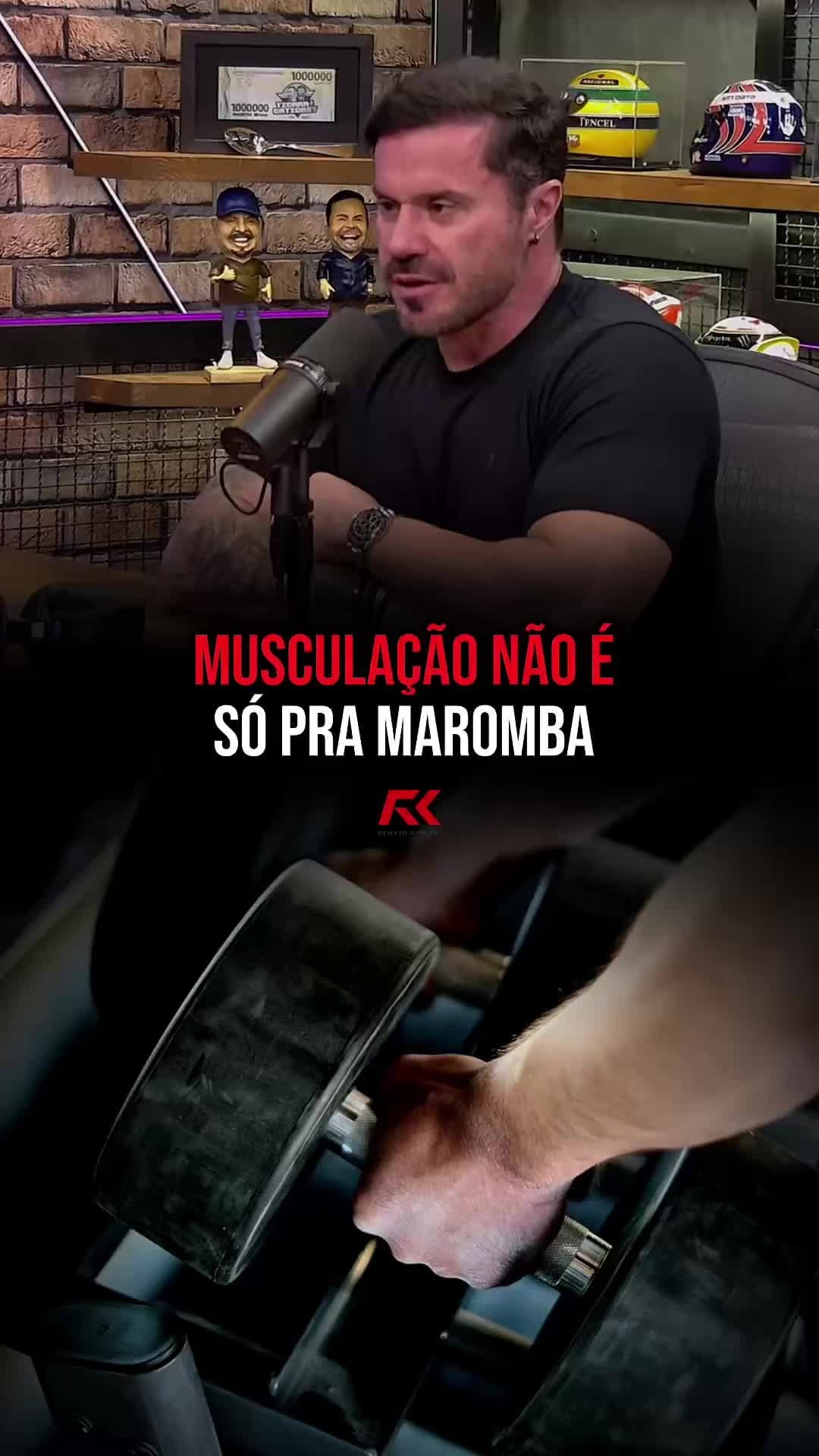 🚨 Muita gente ainda associa a musculação só com estética, mas ela vai muito além disso.
Quanto mais massa muscular você tem, maior é a sua chance de viver mais e com qualidade. Isso porque o músculo atua como um verdadeiro protetor do corpo: melhora o metabolismo, protege os ossos, e ajuda o organismo a funcionar melhor como um todo.
Na terceira idade, por exemplo, a musculação é uma das melhores ferramentas para manter a autonomia.
Quem treina consegue subir escadas, se levantar sozinho, fazer suas tarefas sem depender de ninguém.
E no dia a dia, ela faz diferença também:
Fica mais fácil brincar com os filhos ou netos, ter facilidade de carregar algo que você teria que pedir ajuda pra alguém, ter energia pra aproveitar a vida com disposição.
Cuidar da sua massa muscular é cuidar do seu futuro.
Não é vaidade. É estratégia para viver mais e melhor.