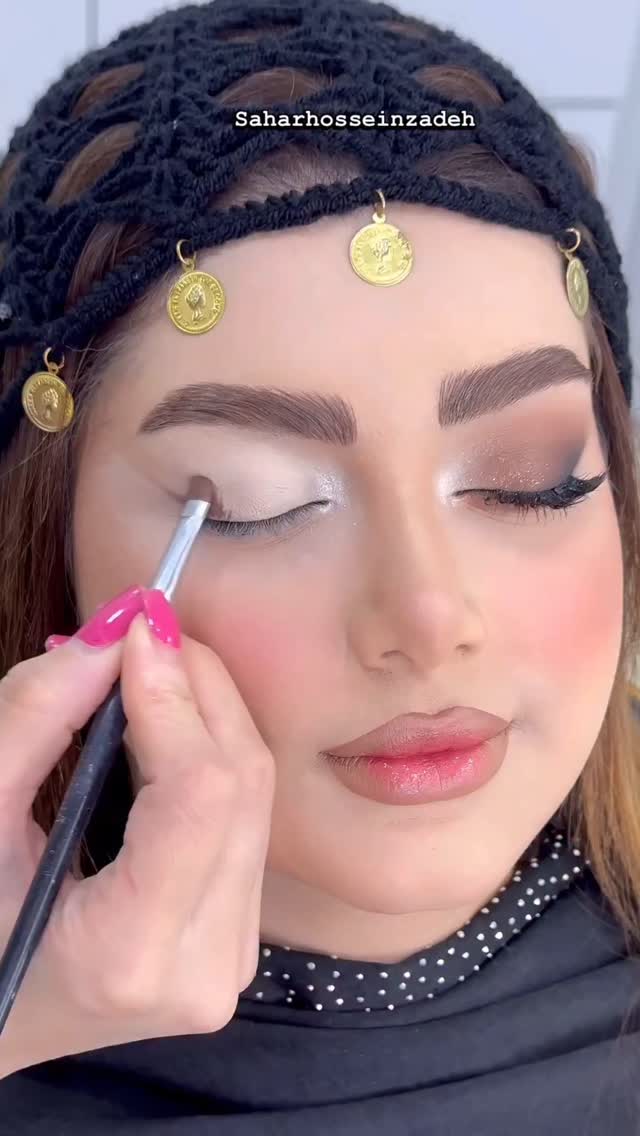 اگه این سایه رومیپسندی ،پس قطعا یه ملکه هستی!👸🏼
این سبک اجرایی بدون خط چشم هستش،برای پلکای پف دار و چشمای خیلی درشت بسیار مناسبه 🤌🏻
اگه پشت پلک خیلی پف داره اصلا نباید از سایه شاین روشن و گلیتر استفاده کنید چون باعث میشه پف بیشتر نشون بده 😎
چشمایی هم که خیلی درشت و گرده با این روش بسیار جداب وگیرا میشه 👌
اگه خوشت اومد حمایت کن وبفرست برای دوستات 🥹
.
.
.
پیج رنگمون @rang_e_arosan
.
.
.
.
@beauty_salon_saharhosseinzadeh
#آموزشمیکاپ #عروس #میکاپ #میکاپ_ارتیست #رشت #تهران #اصفهان #مشهد #شیراز