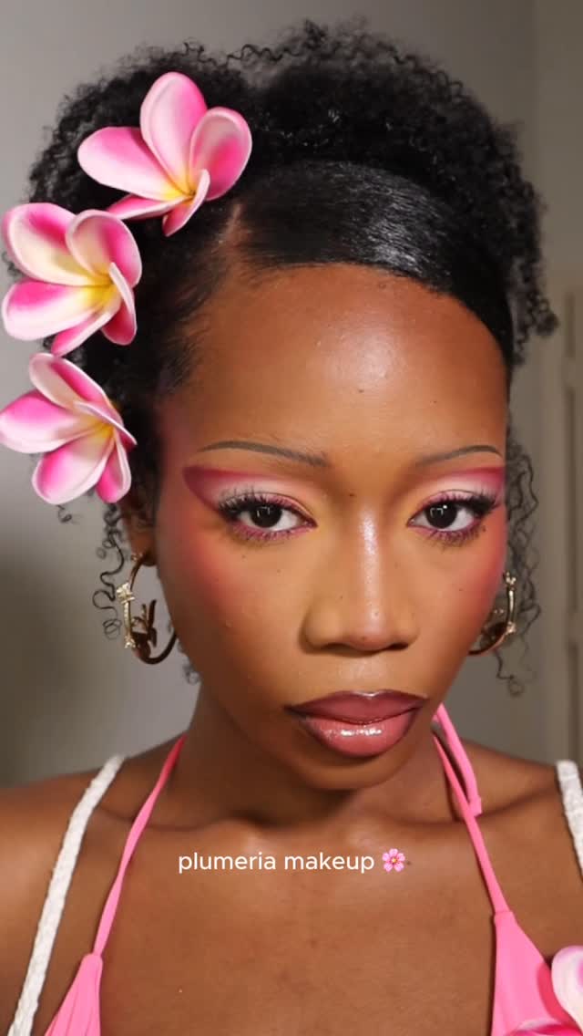 plumeria makeup 🌸 @itsbeautybybrit using NEW ChromaPlus eyeshadow palettes to create this tropical look✨
Are you recreating? #MorpheEyeshadowsRemastered