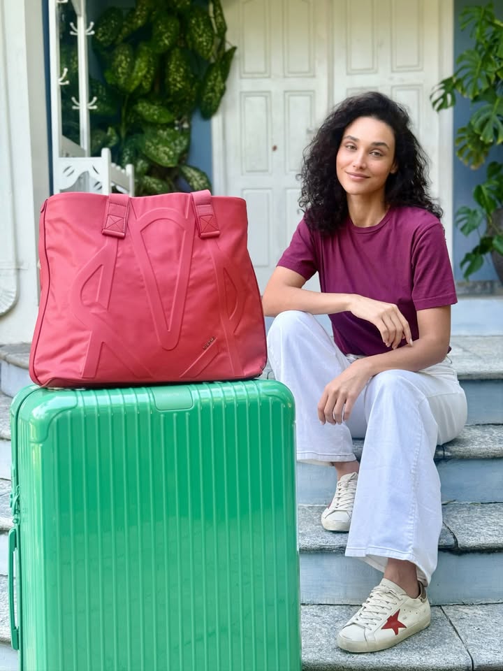 Hey jetlaggers! Mal cheguei e já to partindo. Mas amando minha nova companheira de viagem. @rimowa faz tudo por mim!
Hey, jetlaggers! Arrived yesterday, leaving today… but at least I’ve got @rimowa doing the heavy lifting.