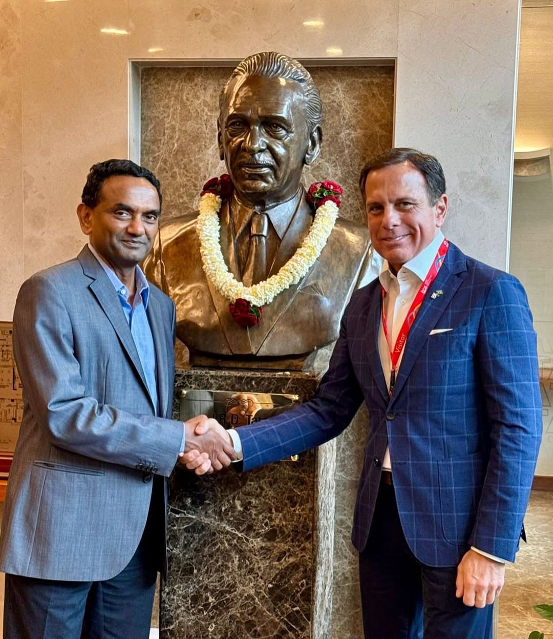 Ano passado, estive em Mumbai para inaugurar o escritório do LIDE na Índia. Na ocasião, visitei a TATA Consultancy Services (TCS), uma gigante global no setor de tecnologia, que é também membro do LIDE. Fui recebido por Krithi Krithivasan, CEO Global da empresa.
Agora, nos dias 7 e 8 de agosto, o LIDE volta a Mumbai, com o Fórum LIDE BRASIL ÍNDIA. Um encontro estratégico entre empresários e autoridades dos dois países, que vai debater oportunidades bilaterais em tecnologia, data centers, agronegócio, energia, mineração, biotecnologia, aviação, defesa, ciência e transição energética.
A Índia vive um dos momentos de maior expansão econômica do mundo. Um mercado dinâmico e promissor, que se abre ao talento e à competitividade brasileira. 🇧🇷🇮🇳