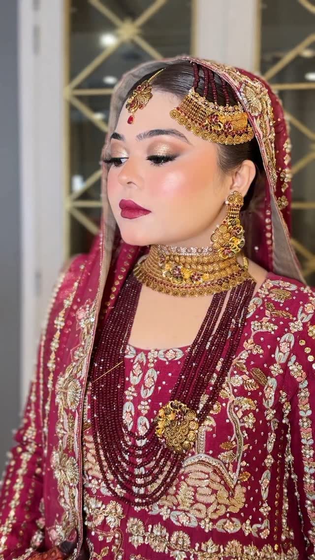 Bride by @erumaliii 🥰
Bookings are now open from JULY to DEC! We are now taking limited makeup appointments for Dec 2025.
You can visit our Ittehad branch in Karachi to book or DM us for online booking details.