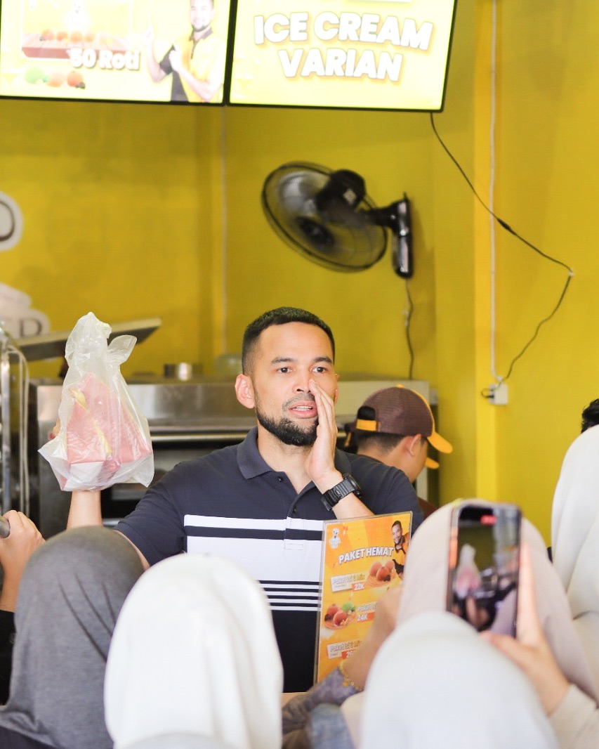 GAK BERASA…. SAYA SUDAH SAMPAI SINI
Satu demi satu naik anak tangga,
Dari buka outlet satu ke outlet lainnya.
Dari 1-17 outlet,
15 outletnya sudah berjalan,
2 nya coming soon karena masih dalam persiapan (outlet ke 15 Jambo Tape, Aceh & 17 Lenteng Agung, Jakarta Selatan)
Dan HARI INI outlet ke-16 = Duren Sawit, Jakarta Timur, In syaa Allah DIBUKA!
Alhamdulillah… semua berjalan atas izin Allah,
Dan saat ini total sudah memiliki 46 crew outlet (belum termasuk Lenteng Agung karena masih OPREC, cek @bisnispaktw lokernya). Karena tujuan saya menjadi mitra @bakerold.id dan buka satu demi satu outlet adalah untuk mencari rezeki menafkahi keluarga & membuka lapangan pekerjaan sebanyak-banyaknya, biidznillah.
Semoga terus Allah kasih taufiq, hidayah, ilmu dan terus bimbing saya supaya bisa terus buka lapangan pekerjaan.
Dalam bisnis ada tujuan,
Dan setiap tujuan ada ikhtiar.
Bismillah, ketemu saya nanti jam 1 siang ya abis sholat Jum’at ya!!
ADA YANG ANAK JAKTIM DI SINI??