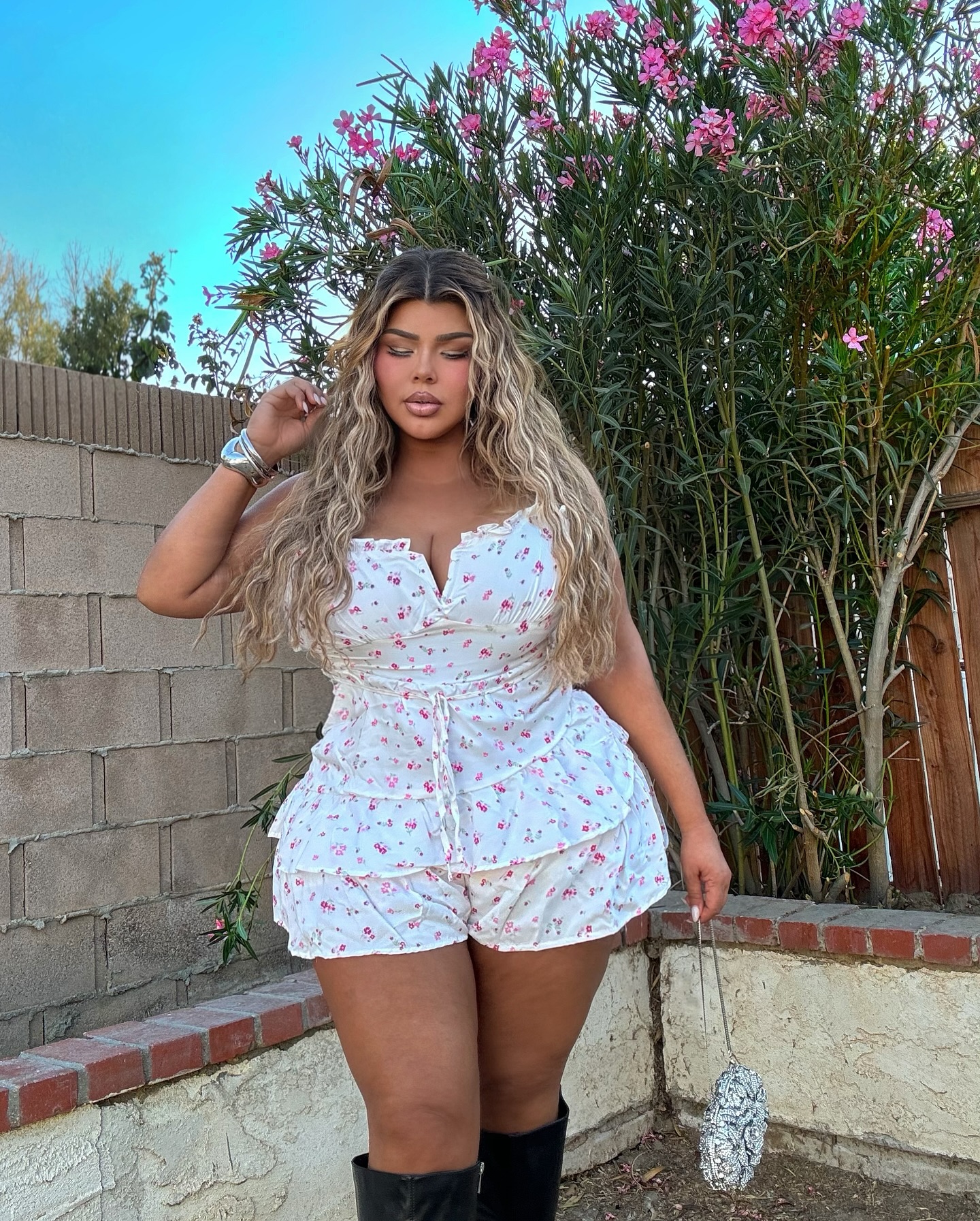Shabby chic🌸 @FashionNovaCurve
Wearing : sitting pretty romper - white /combo
