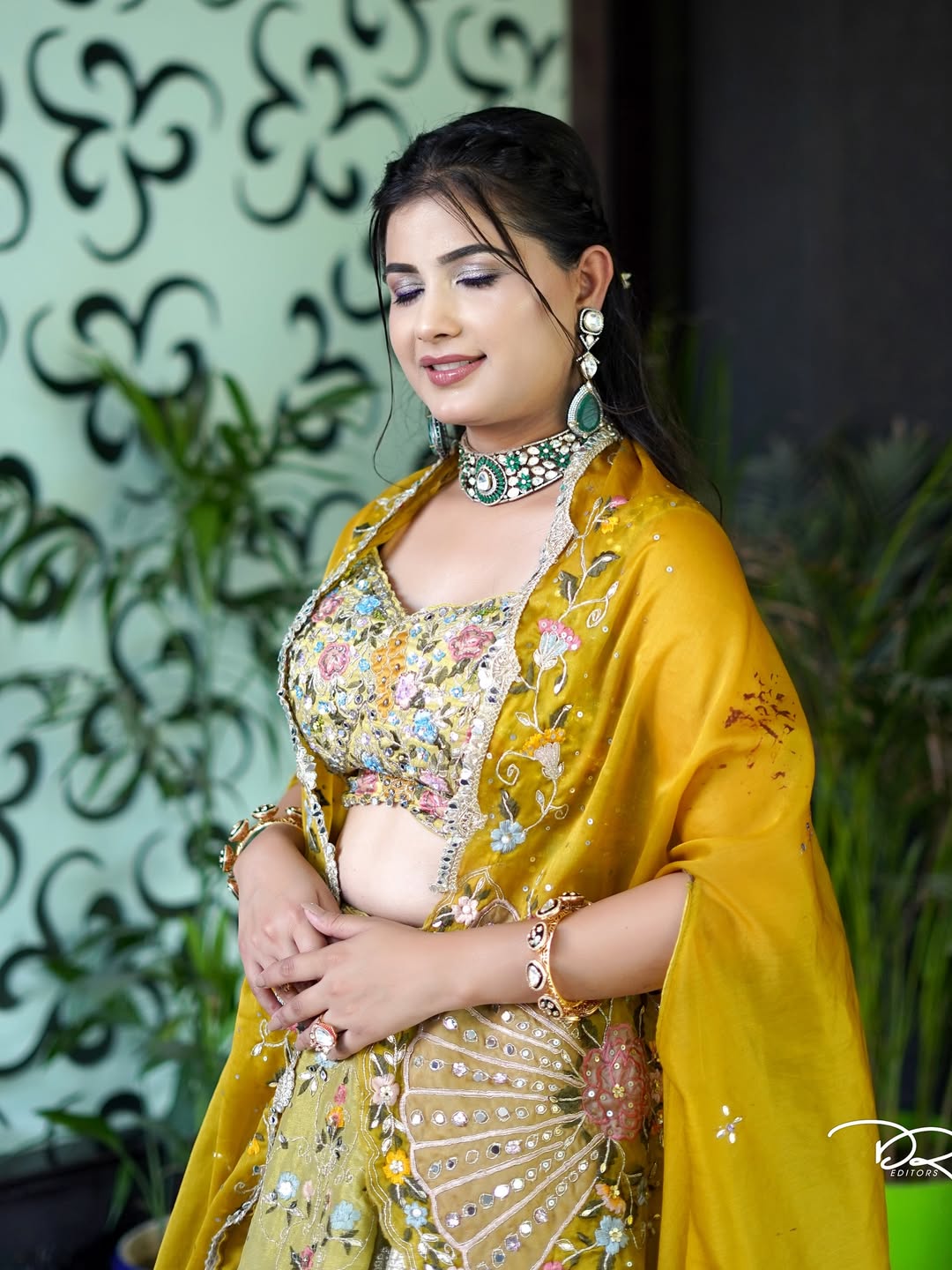 Beauty that whispers💕🌷
MUA: @makeupby_dilraj
JEWELLERY: @regalselections
MUSE: @jyotibhardwaj3800 @jyotibhardwaj502
Photographer: @dr_editors_
For bookings & queries: kindly reach out to us on call / WhatsApp ( +919996115113 ) or dm us.
Kaithal,Haryana (freelancer)
🌍: Available globally
#MakeupArtist #MakeupInspo#BeautyExpert #MakeupLove#GlamSquad #GlassSkin #FlawlessFace
#MakeupGoals #BeautyTrends
#GlamourMakeup #BridalMakeup #makeupartistkaithal #makeupby_dilraj