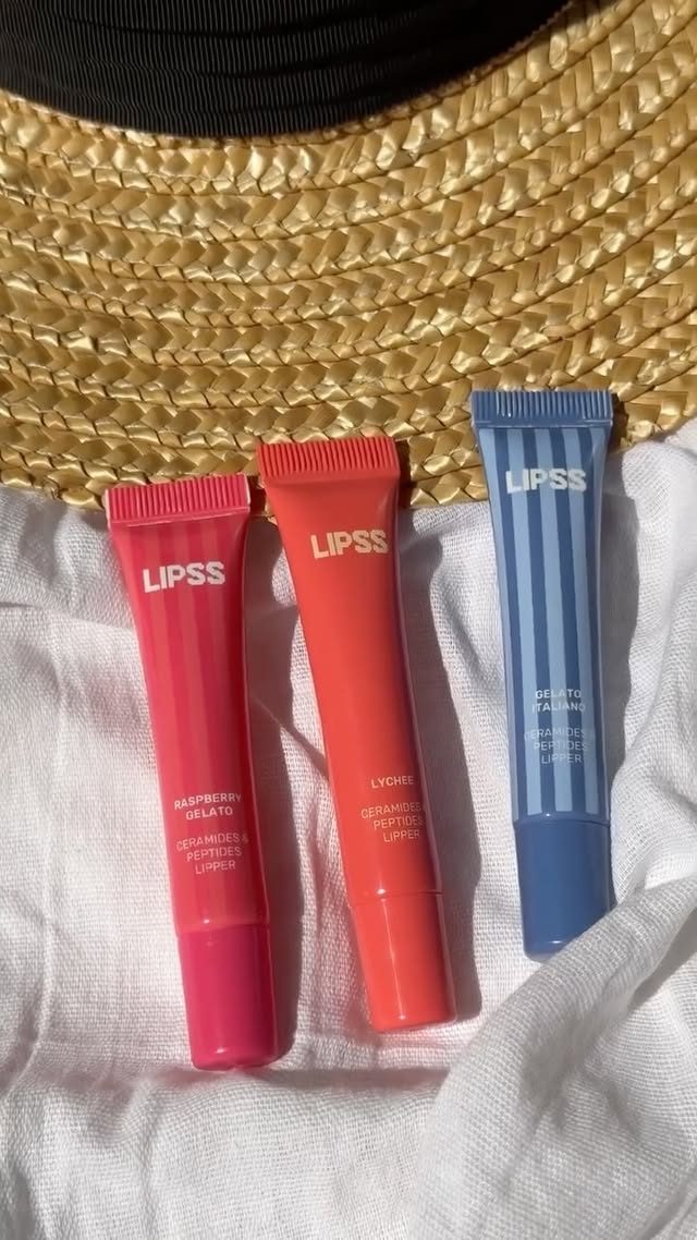 💋 Пухкі губи без інвазивних процедур? З Lipss це можливо! ✨
Lipss Lipper – це революційний засіб, який змінює правила гри в догляді за губами 💄.
Він поєднує в собі чотири основні функції:
🌿 інтенсивне живлення
💧 зволоження
☀️ захист від ультрафіолету
💥 додання природного об’єму
Завдяки спеціальному міметичному пептиду, Lipper сприяє збільшенню об’єму губ 🔥, роблячи їх більш пухкими та виразними 😍 — без ін’єкцій і болю.
Антиоксидантний вітамін Е та екстракт портулаку 🛡️ захищають губи від шкідливого впливу довкілля, забезпечуючи тривалий ефект догляду 🌬️🌸
💎 Переваги використання:
Lipss Lipper — ідеальний вибір для тих, хто хоче поєднати ефективний догляд 💆♀️ із легкою декоративною косметикою ✨
💫 Природний блиск
🕊️ Легка, нелипка текстура
💼 Підходить для офісу
🌙 Ідеальний для вечора
🕒 Тримається увесь день — без потреби постійного підфарбування
🏷️ціна -440/490 грн в залежності від аромату
Звертайтесь у дірект ,щоб обрати улюблений аромат Lipss🫦
💖 Будь впевненою в собі щодня разом з Lipss Lipper! 🌟