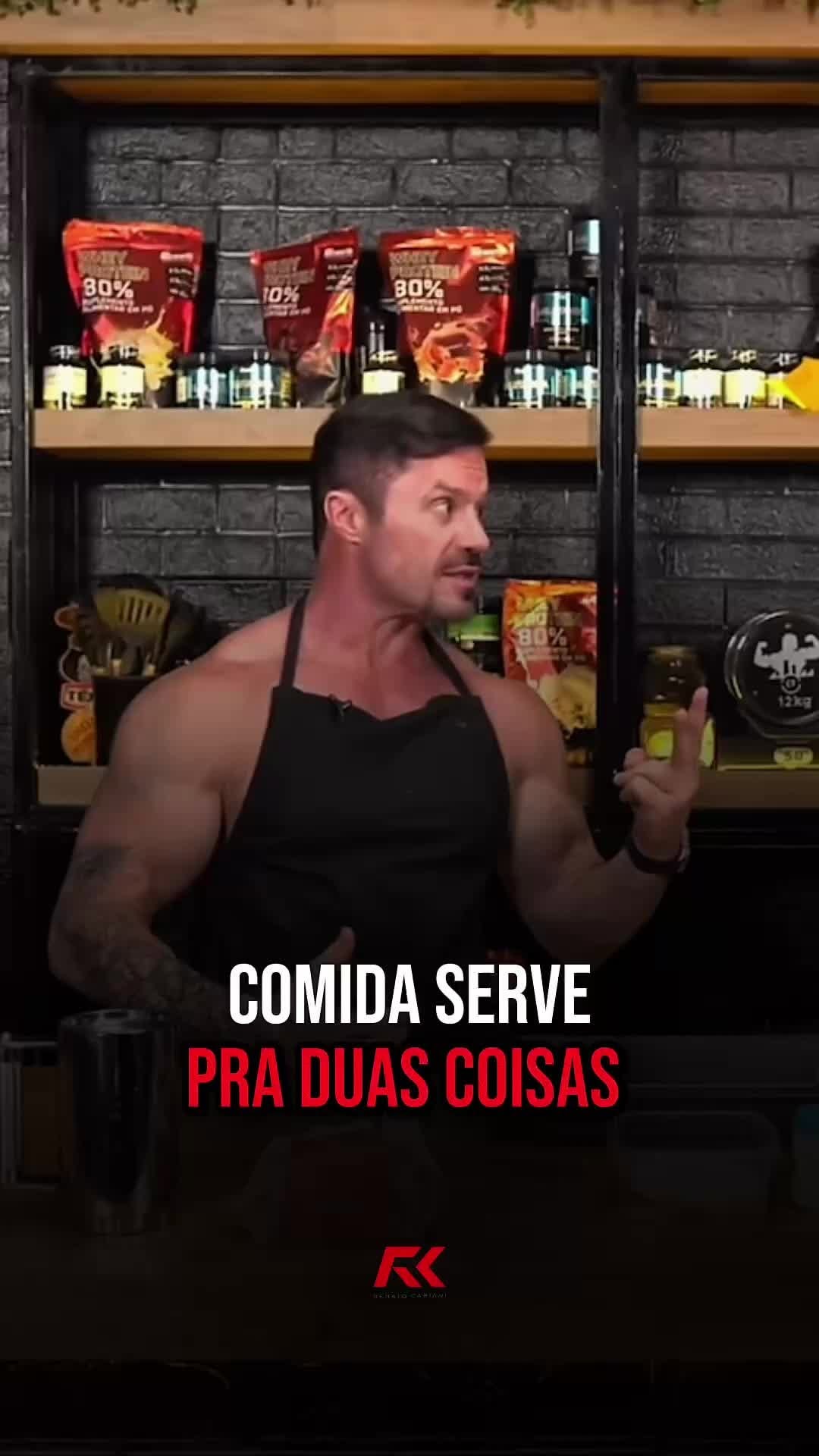 🚨A galera esqueceu que o corpo é máquina.
E toda máquina precisa de combustível certo.
Comida é isso: suprimento de guerra.
É o que te mantém firme, forte e em movimento.
Se você só come pra sentir prazer,
vai viver refém do paladar e preso num corpo que não responde.
Mas calma, não é pra virar monge.
Comer também é regalo.
É celebração, é momento com quem você ama, é memória afetiva.
Só não dá pra viver de presente.
Se você come como se todo dia fosse feriado,
teu corpo vai cobrar com juros.
Então pensa:
A maior parte das suas refeições tá te nutrindo ou só te recompensando?
Quem entende isso, muda o corpo.
Quem ignora, continua culpando metabolismo, genética ou idade.
🚨 Entenda: você tem a percepção de que a recompensa é aquele lanchão, aquela pizza… Mas o que vai realmente te tornar forte? O que vai construir uma estrutura corporal resistente?
Reflita sobre isso.