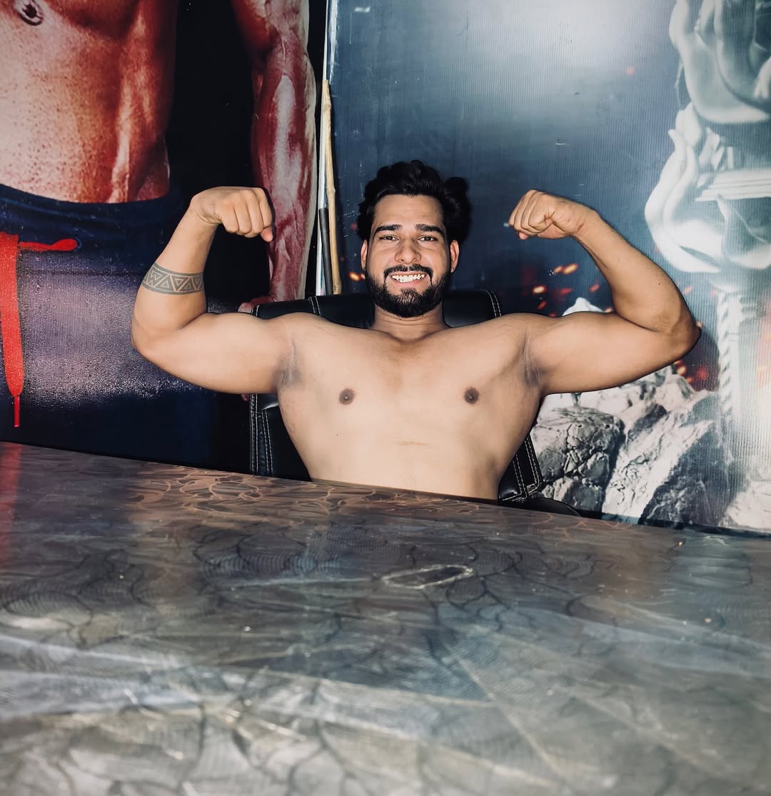 पन्ने पर लिखी चार लाइन बकरी चबा गई..,!
गीदड़ों ने अफ़वाह उड़ा दी की बकरी शेर खा गई,!!