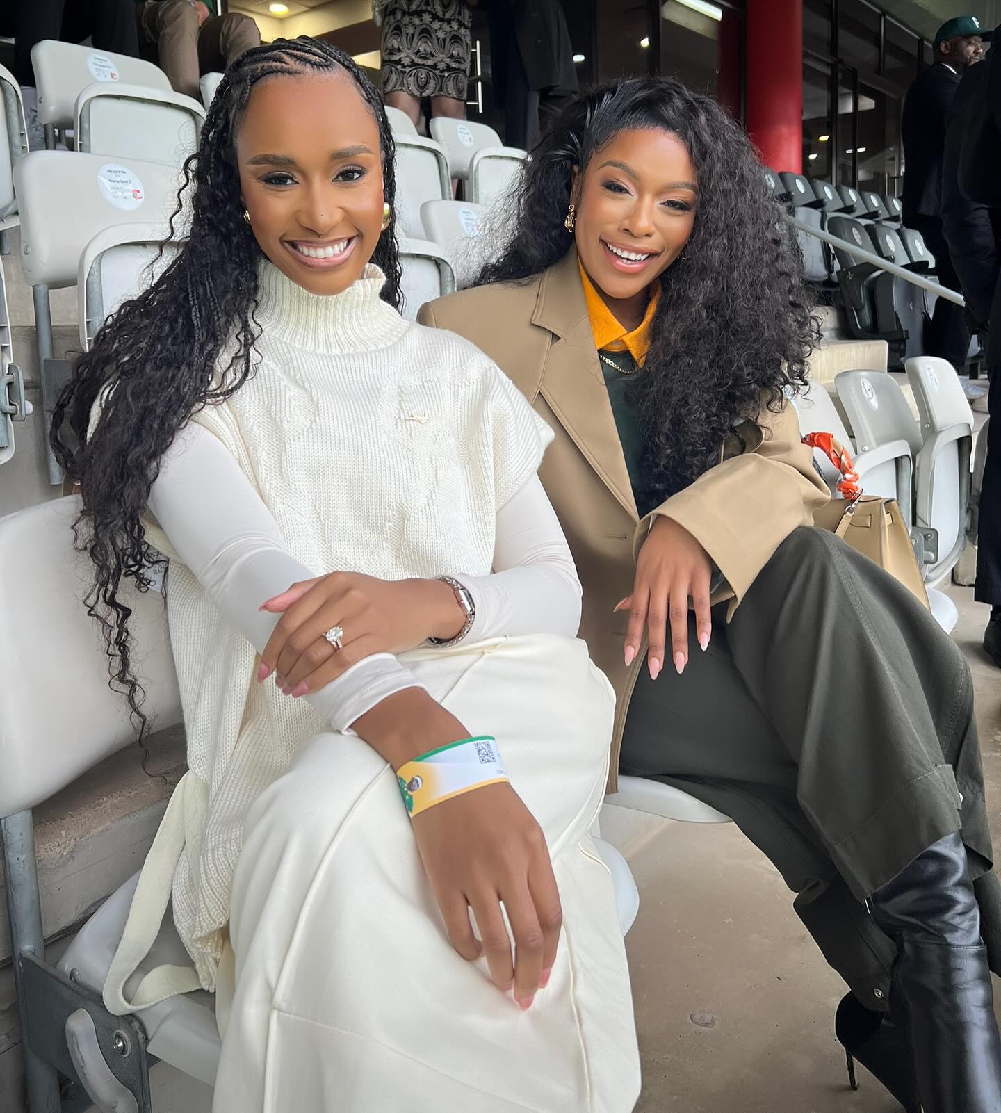 Forever green. Forever gold 🇿🇦 ✨
@zozitunzi and I may not have our voices this morning.
The most electric energy witnessing our MVP’s live at the stadium. No need to ask if the team dominated because - 🤙🏽 😎
P.S. it was my first time experiencing a rugby match at the stadium and it’s safe to say I’m addicted! 😫 more please 😭
Thank you for the hospitality @bokrugby @supersporttv #SSRugby