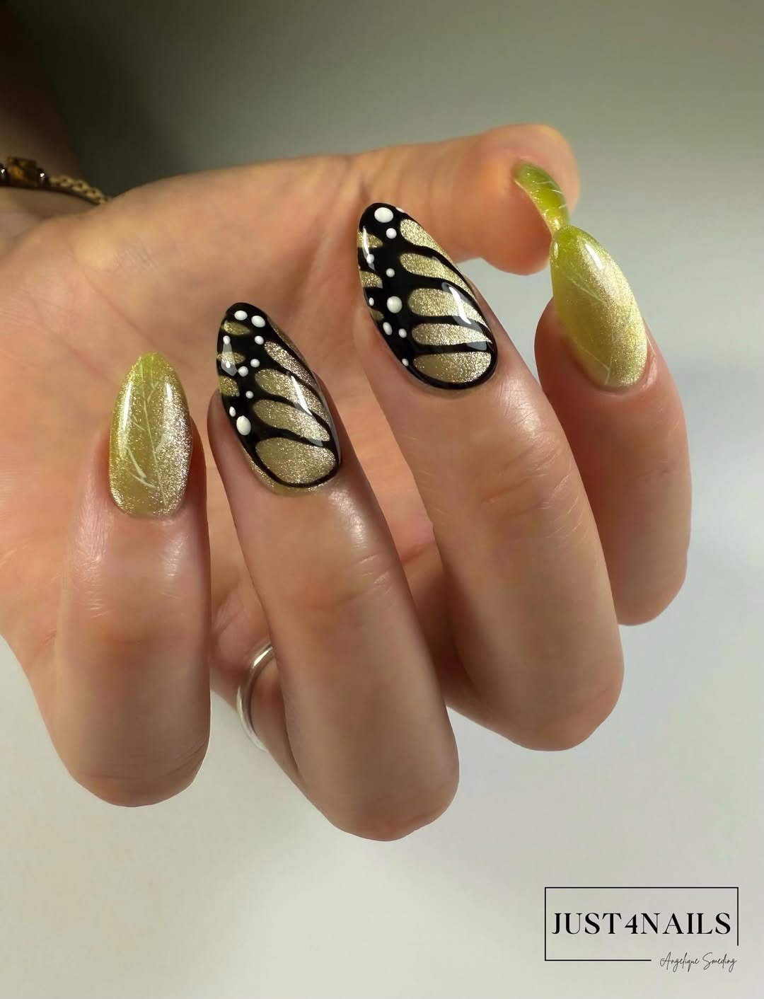 prep, primer, build a base (bond and build), gelpolish Peridot (Crystal cateye collection), colorgel black, colorgel white, top no wipe
SHOP: WWW.ALINAHOYO.COM
@alinahoyonailartist
#peridot #collection #cateye #butterfly #butterflynails #nailsalon #just4nails_ #spijkenisse #greennailpolish #uglyduckling #softcateye #gelpolish