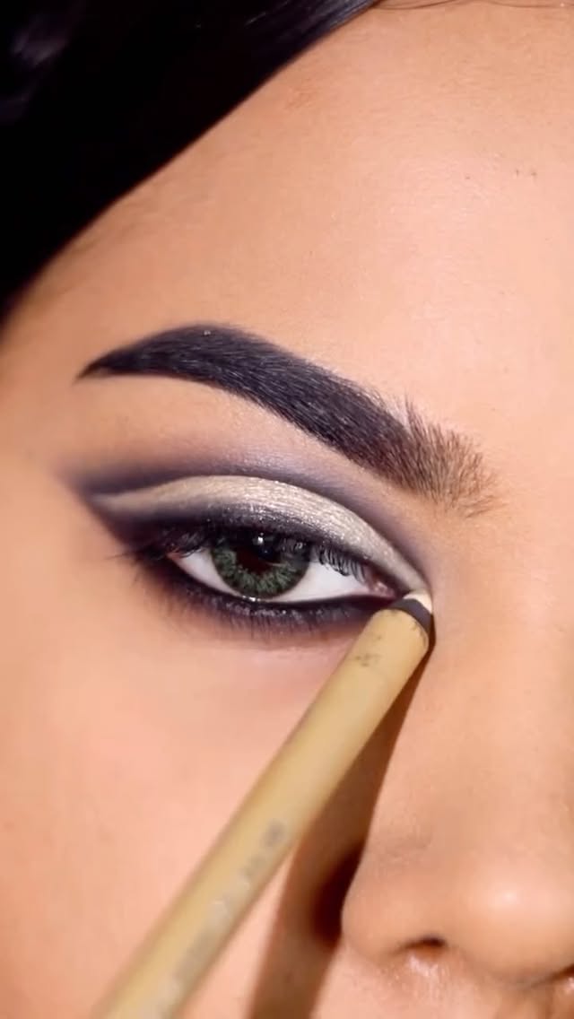Lift, define & open up your eyes with this game-changing trick!😍🖤
Creator: @next.door.diva
Product used:
❤️ Faces Canada Intense Gel Kajal
.
.
Click on the link in bio to shop now!🛒
.
.
#FacesCanada #MakeupForBeginners #MakeupGuide #MakeupTips #MakeupRoutine #MakeupProducts #MakeupIndia #Kajal #BlackKajal #WaterproofKajal #Kohl #PartyEyeMakeup #HoodedEyes