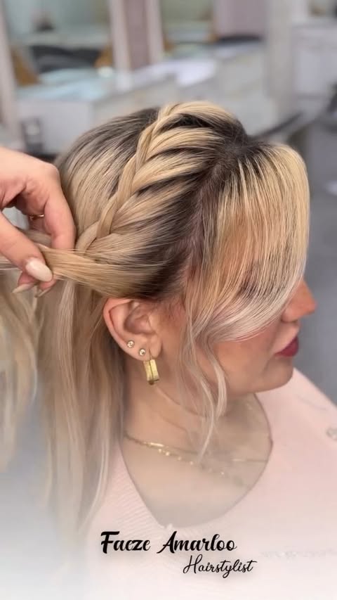 بریم یه شینیون بافت خوشگل از فائزه آمارلو عزیز ببینیم با هم😍
.
Artist @hairfaeze