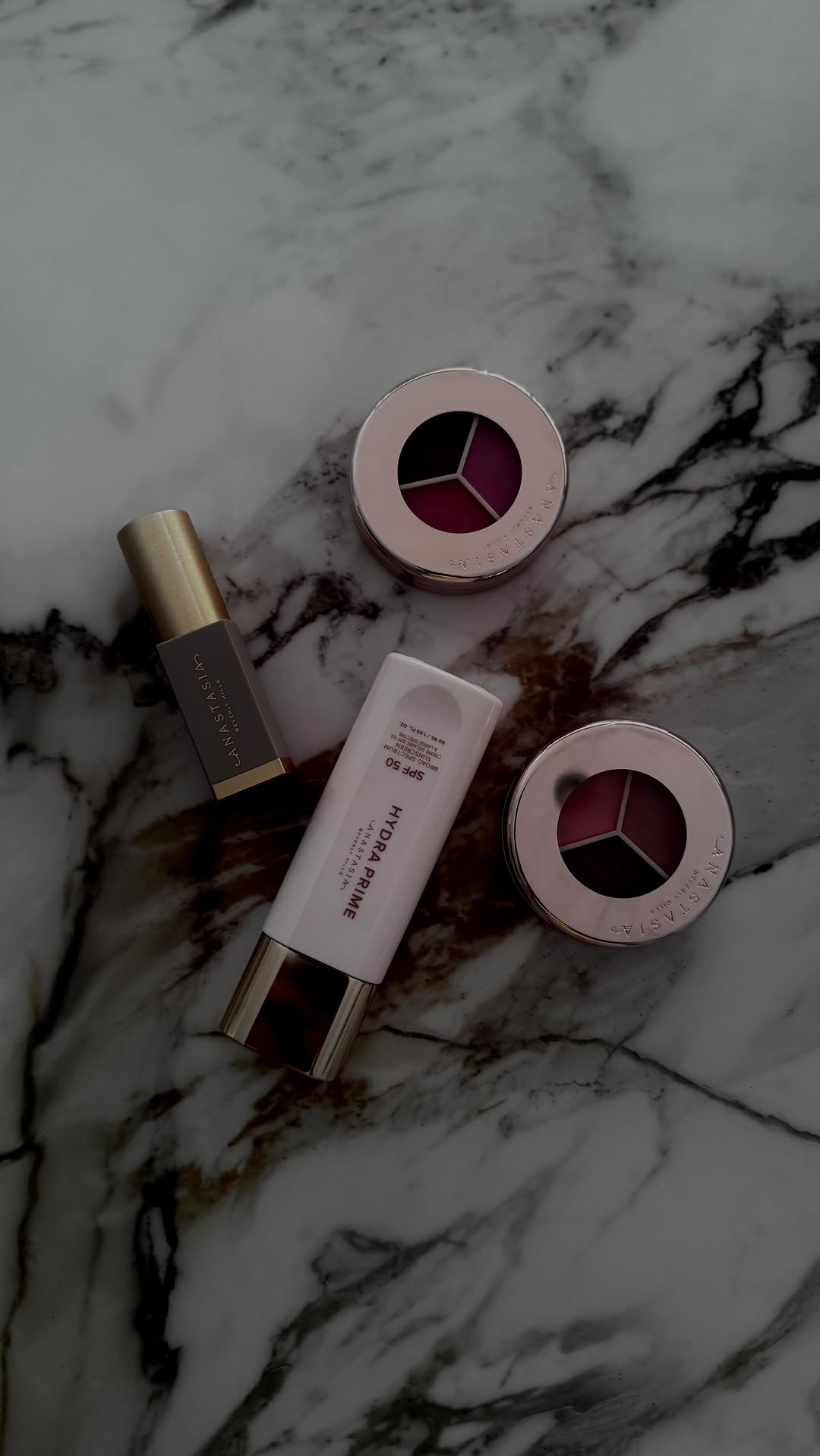 Maquillage d’été rapide et lumineux ✨
Un look glowy, frais et parfait pour les journées ensoleillées
Aujourd’hui je teste quelques nouveautés de ABH ☀️💕
Produits utilisés :
💄 Teint :
-Hydra Prime SPF 50 anastasiabeverlyhills
-Fond de teint : Easy Blur Natural Airbrush Foundation hudabeauty
-Anti cernes : Vanish Airbrush hourglasscosmetics
- crème stick contouring anastasiabeverlyhills
teinte :shadow
- Blush Magic Touch Blush Trio (peach trio )
👁️ Yeux :
-Palette Eyeshadow makeupbymario
-Mascara guccibeauty
💋 Lèvres :
-Crayon lèvres : hudabeauty Lip Contour :Soft nude
- Gloss charlottetilbury (Big Lip Plumpgasm:pillow talk)
💦Brume fixatrice (skincare) kosas
#makeup #makeuproutine #beauty #beautytips #blush #bronzer #makeup #skincarecommunity #skincarejunkie
#skincareroutines