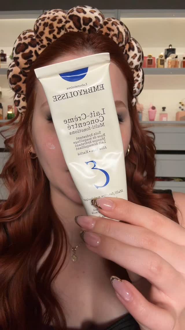 ✨ El secreto mejor guardado de maquilladores y modelos
El Lait-Crème Concentré de Embryolisse es más que una crema hidratante —es tu primer, tratamiento, after sun y desmaquillante, todo en uno.
💧 Textura ligera, nutritiva y con acabado radiante.
💄 Ideal para usar antes del maquillaje y lograr un look luminoso y duradero.
🌿 Enriquecido con ingredientes naturales como manteca de karité, aloe vera y proteínas de soya.
🔥 ¡Piel suave, calmada y perfectamente hidratada en segundos!
👜 Un esencial de backstage… ¡y ahora de tu tocador!
🛒 Disponible ya. ¿Lista para descubrir el producto favorito de los profesionales?