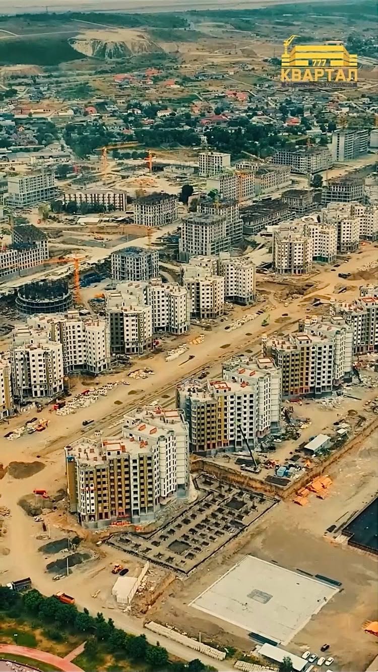 Новый район им. Путина - уникальный проект, который объединяет современную архитектуру, комфорт и высокие стандарты жизни. Этот район станет не просто местом для проживания, а настоящим центром притяжения для семей, молодежи и людей, стремящихся к качественной жизни.
Ключевые особенности района:
1. Современная архитектура: Каждое здание в районе им. Путина спроектировано с учетом последних тенденций в архитектуре и дизайне. Эстетика и функциональность гармонично сочетаются, создавая уютные и стильные пространства для жизни.
2. Развитая инфраструктура: Внутренние улицы района будут оснащены современными тротуарами, освещением и зелеными зонами. Здесь предусмотрены школы, детские сады, магазины и спортивные площадки — все, что необходимо для комфортной жизни.
3. Экологические инициативы: Мы заботимся о будущем, поэтому в проекте предусмотрены зеленые насаждения, парки и зоны отдыха. Это позволит создать здоровую атмосферу и обеспечить жителям возможность наслаждаться природой в черте города.
4. Безопасность и комфорт: Район будет оборудован современными системами безопасности и видеонаблюдения, что обеспечит спокойствие и защиту для всех жителей.
5. Доступность: Удобное транспортное сообщение и близость к ключевым объектам инфраструктуры сделают район им. Путина идеальным местом для жизни как для семей с детьми, так и для молодежи.